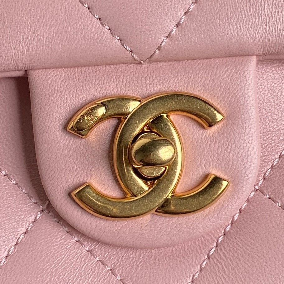 Bolso mini con solapa CC 24K de 21 cm con piel de cordero rosa y herrajes dorados
