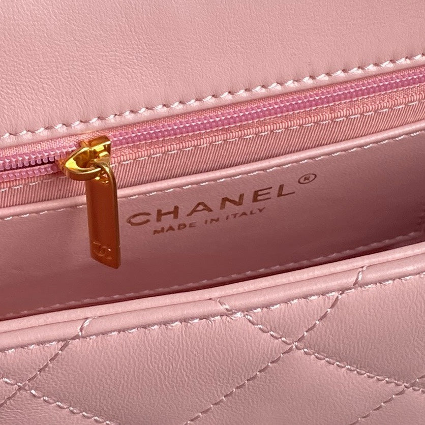 Bolso mini con solapa CC 24K de 21 cm con piel de cordero rosa y herrajes dorados