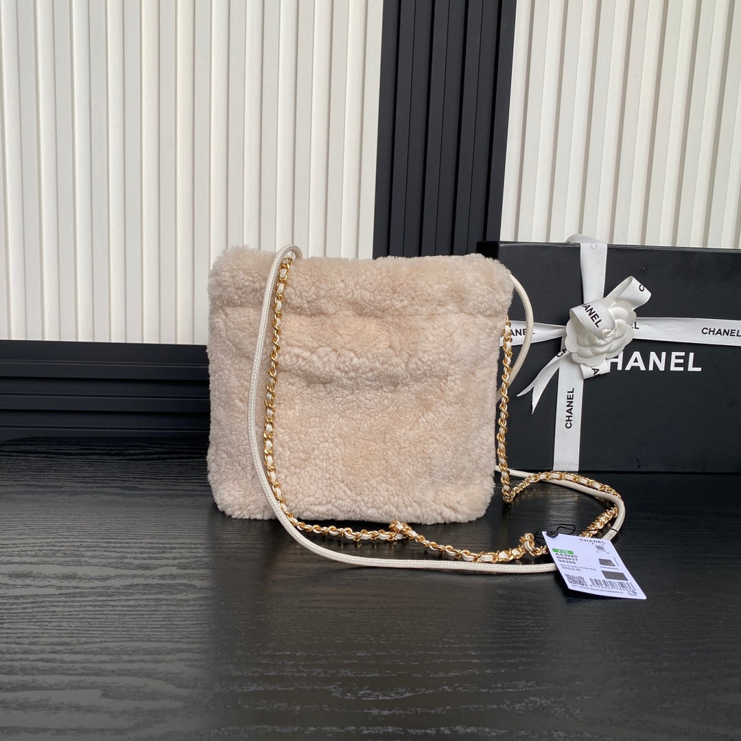 Bolso Hobo 22 CC 24K de 20 cm de piel de lana beige