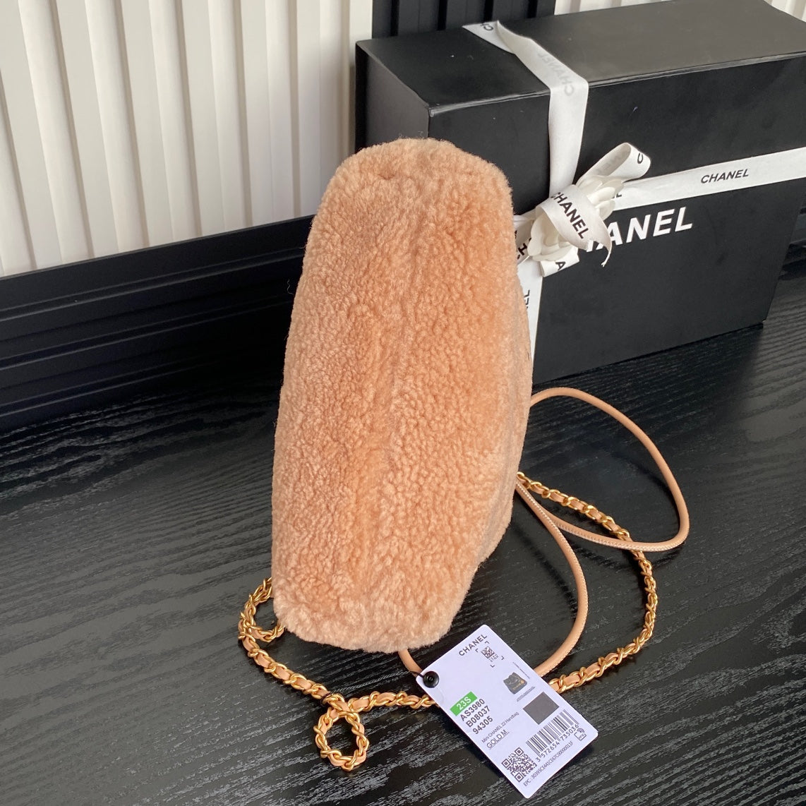Bolso Hobo 22 CC 24K de 20 cm de piel de lana marrón