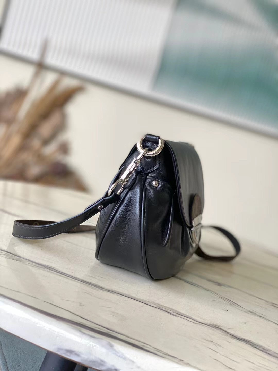 SUNSET VIBE 27 EN PIEL DE CORDERO NEGRA Y LONA CON MONOGRAMA Y HEBILLA PLATEADA