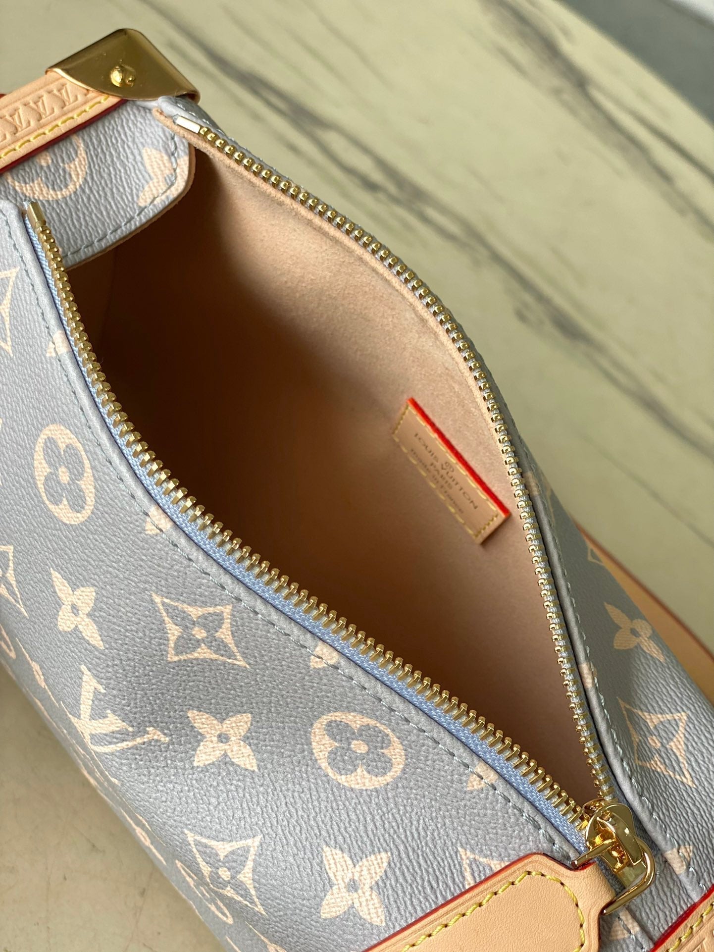 BAÚL LATERAL 21 EN LONA TRIANON MONOGRAMA GRIS CREMA, HERRAJES DORADOS