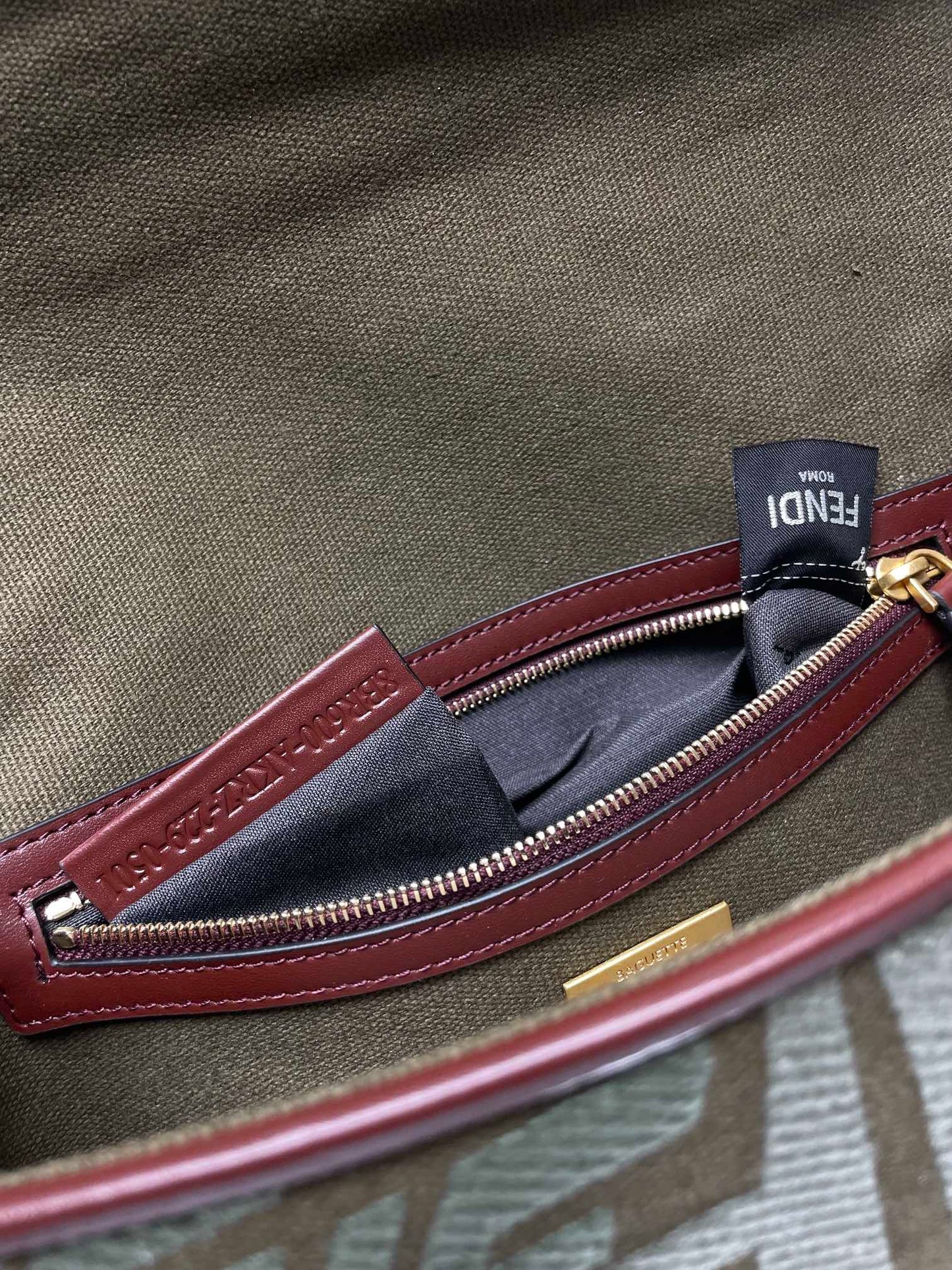 Bolso Fend Baguette 27 de lona verde bordada Ghw