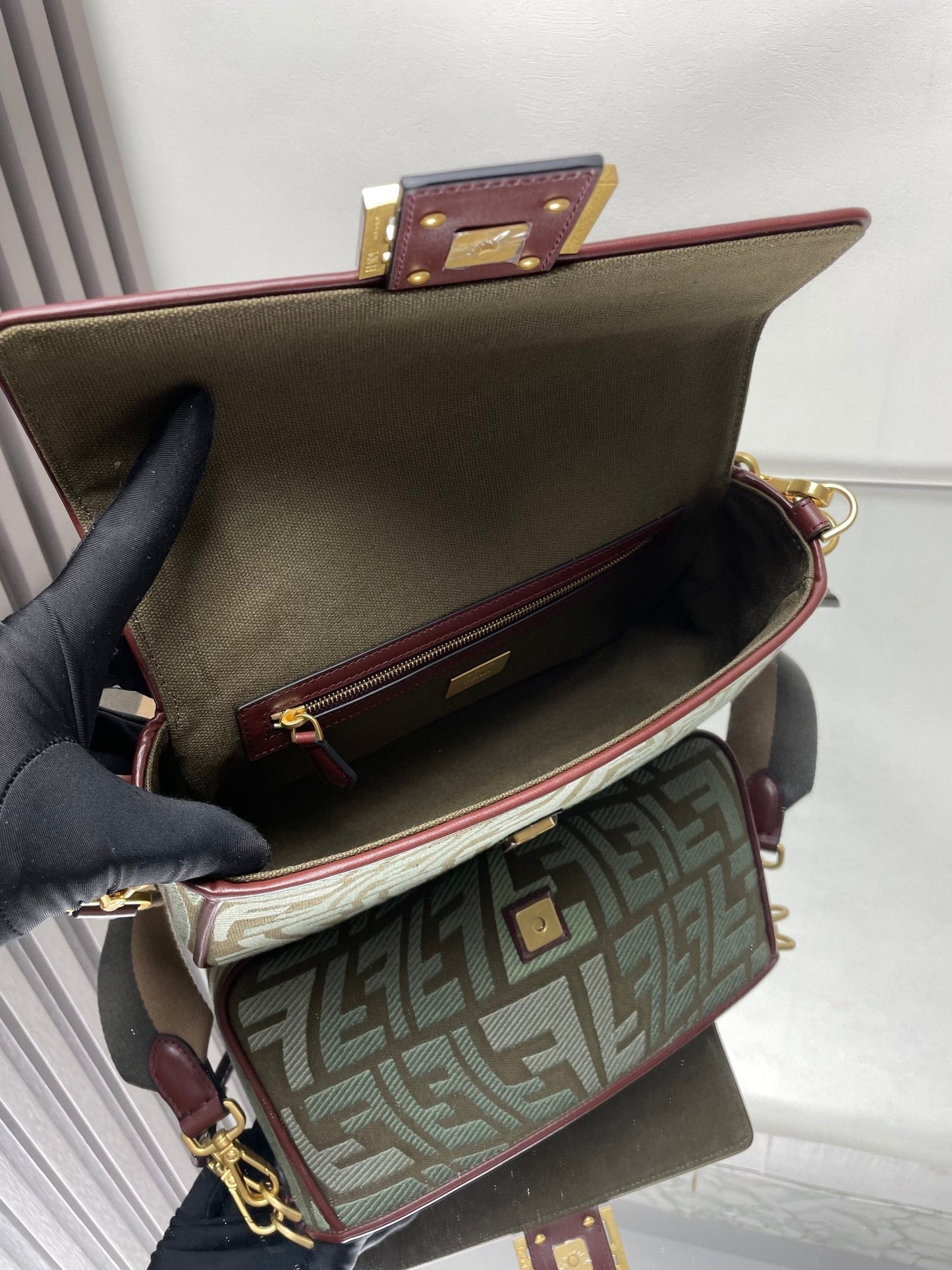 Bolso Fend Baguette 27 de lona verde bordada Ghw