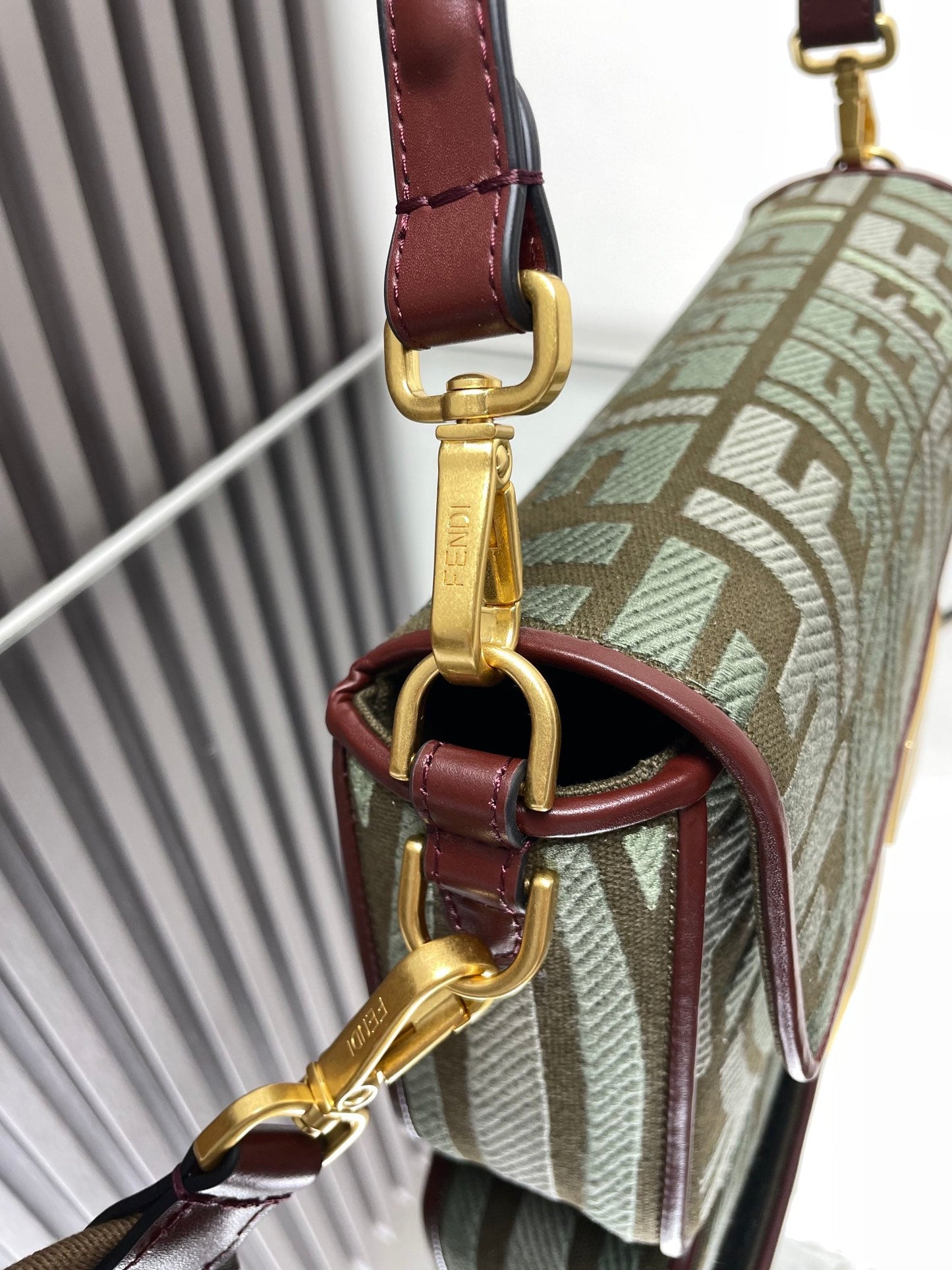 Bolso Fend Baguette 27 de lona verde bordada Ghw
