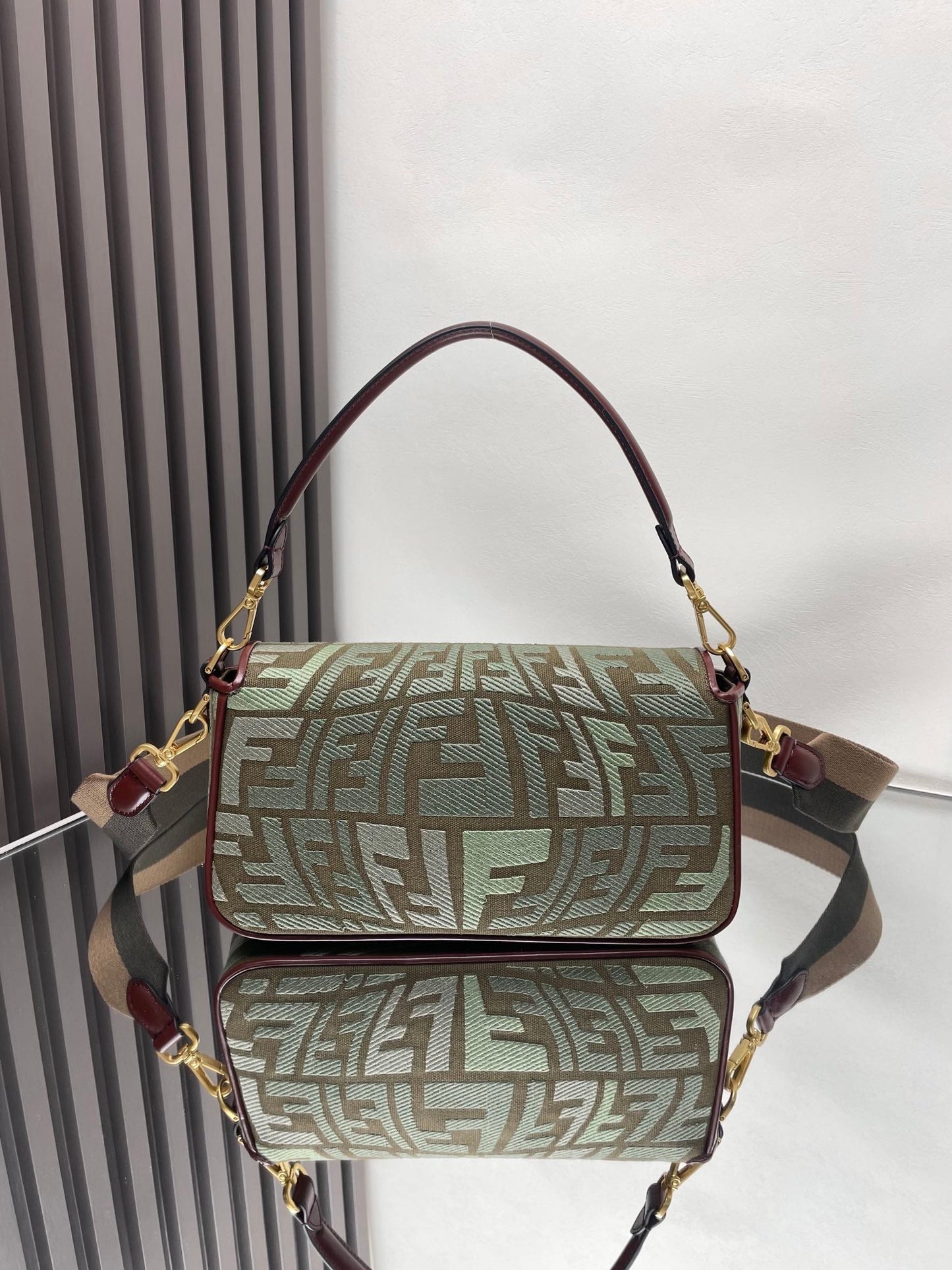 Bolso Fend Baguette 27 de lona verde bordada Ghw