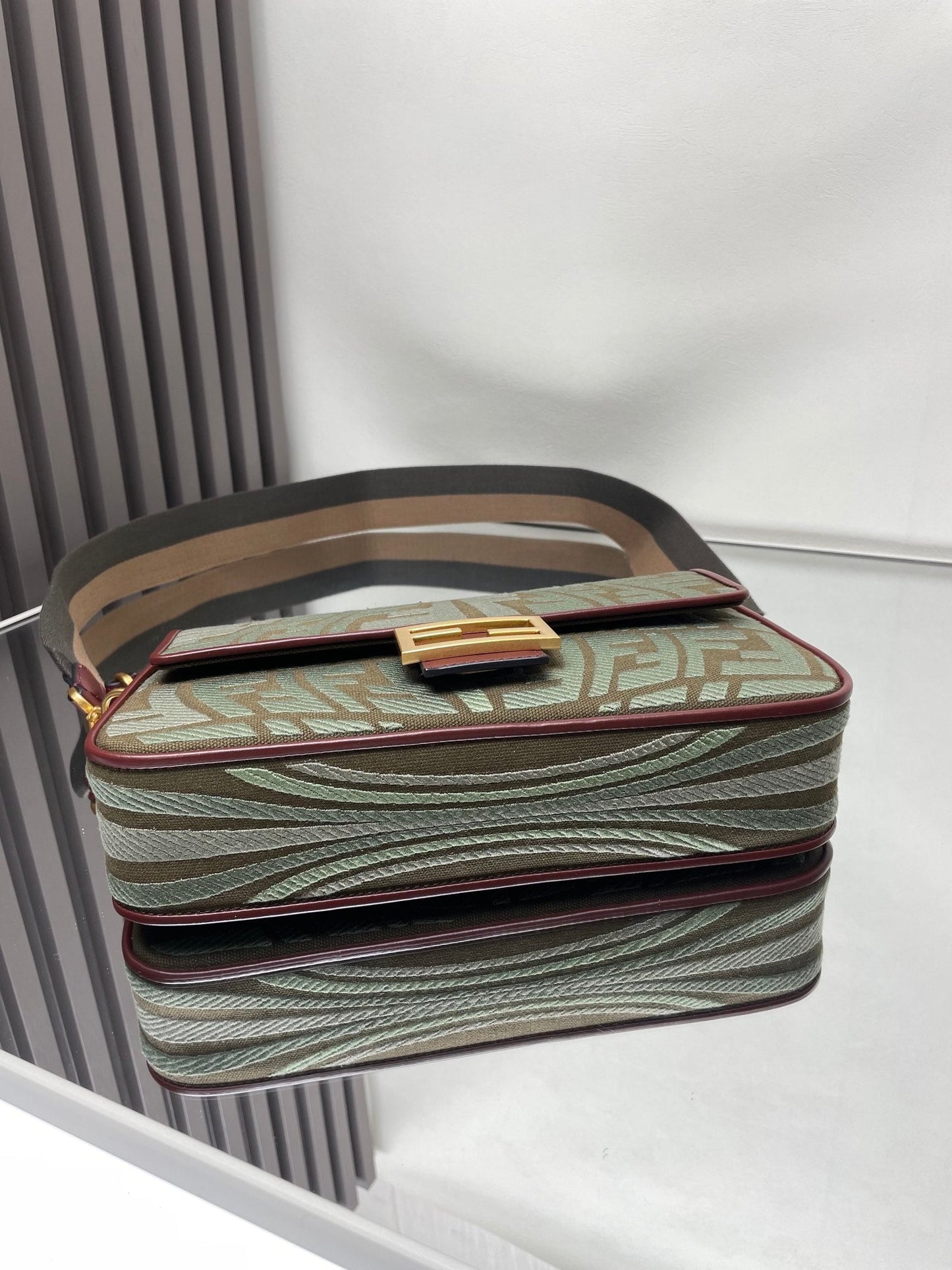 Bolso Fend Baguette 27 de lona verde bordada Ghw