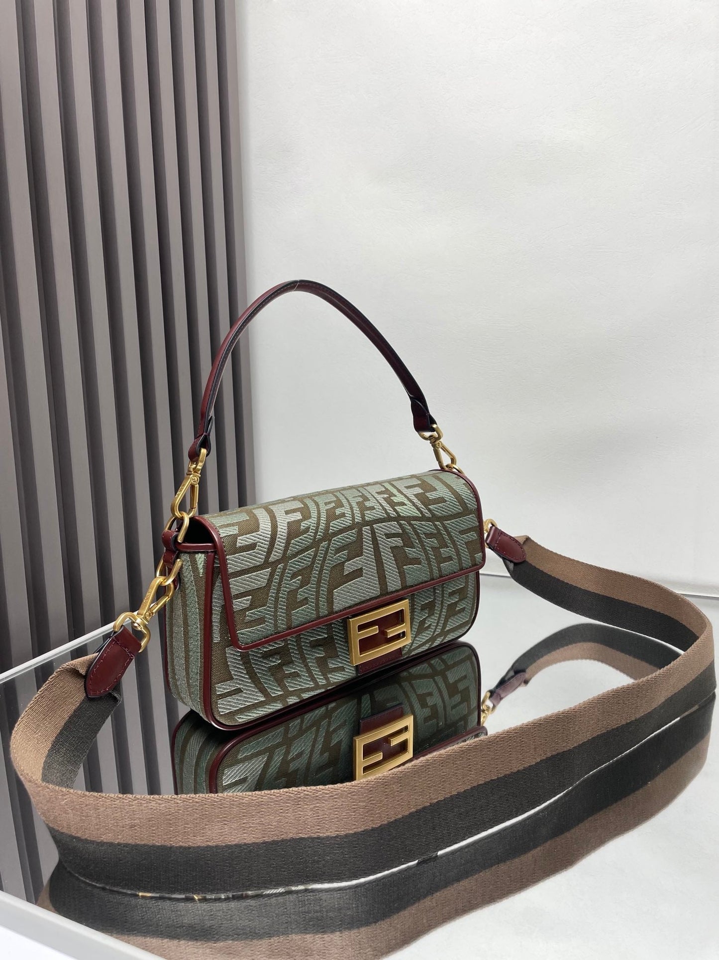 Bolso Fend Baguette 27 de lona verde bordada Ghw