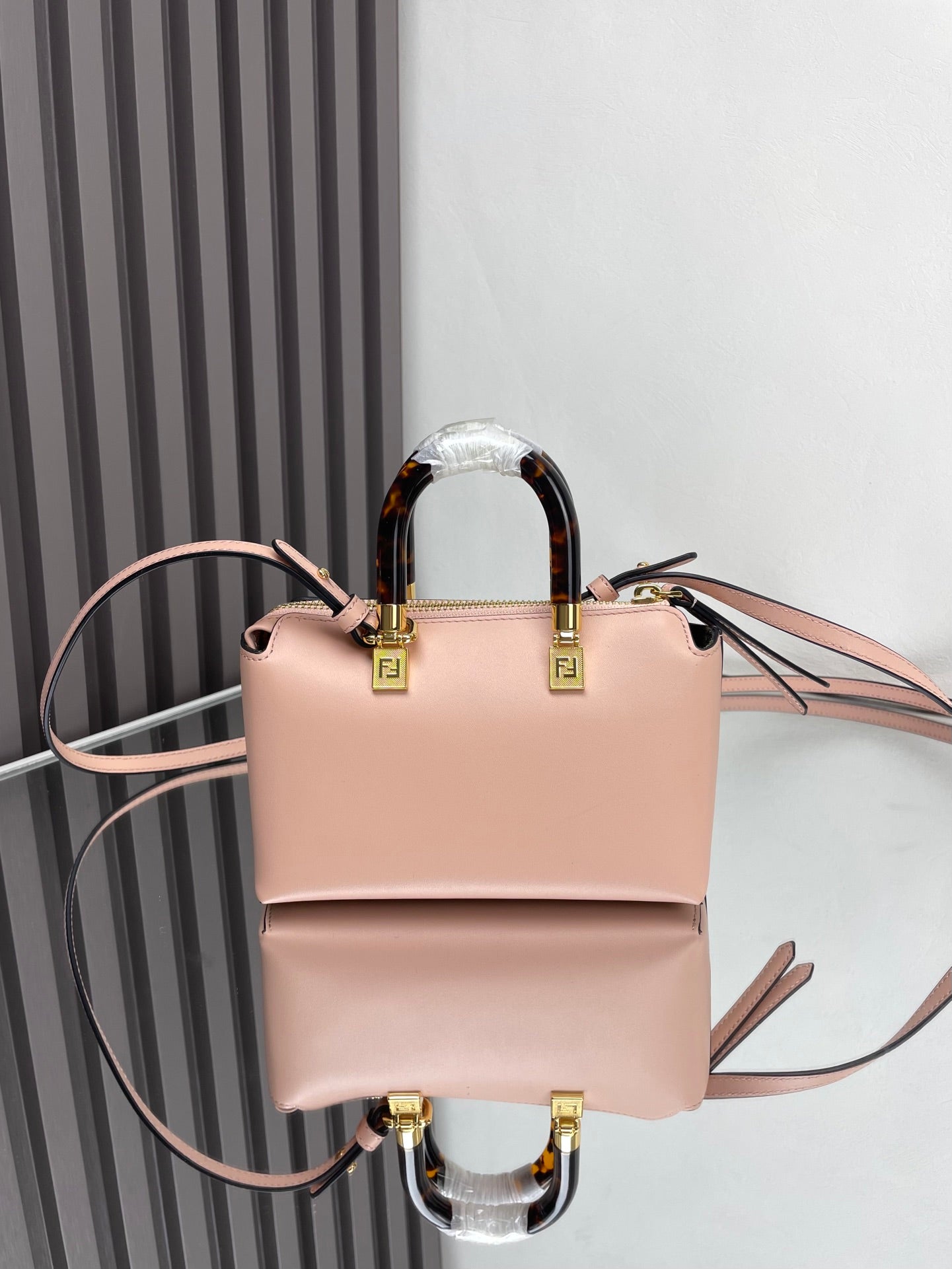 POR CIERTO MINI 18 EN PIEL DE BECERRO EN RELIEVE ROSE FOG CON HERRAJES DORADOS