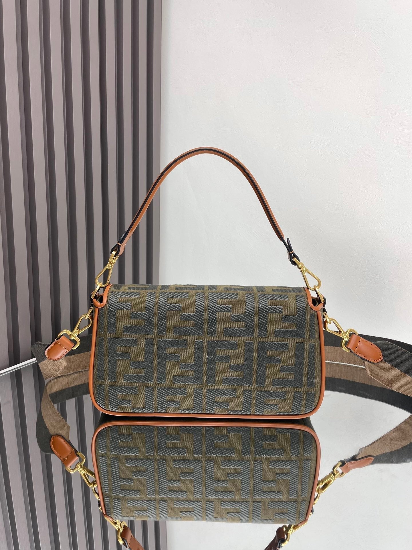 Bolso Fend Baguette de lona verde 27 con bordado FF Ghw