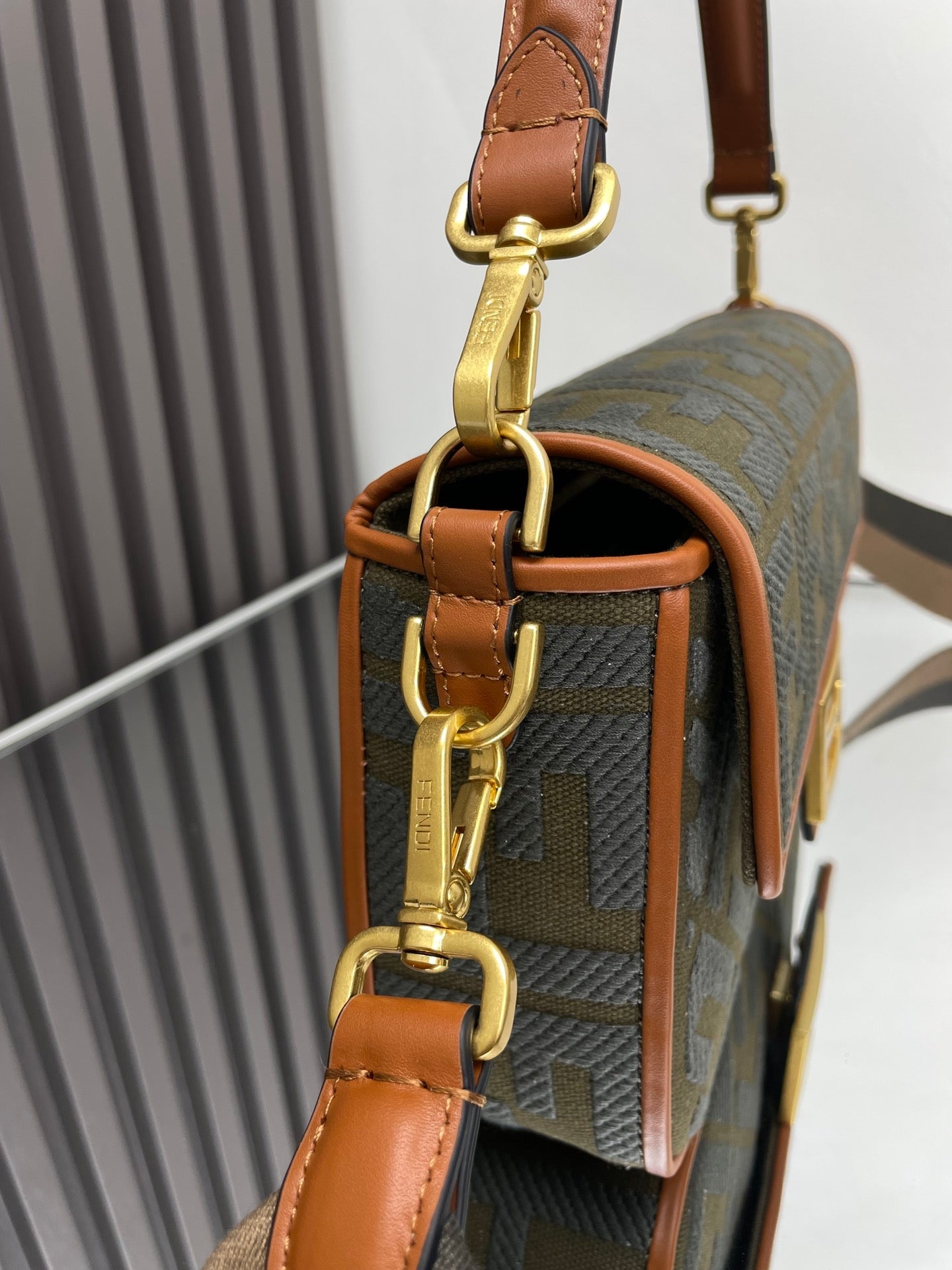 Bolso Fend Baguette de lona verde 27 con bordado FF Ghw