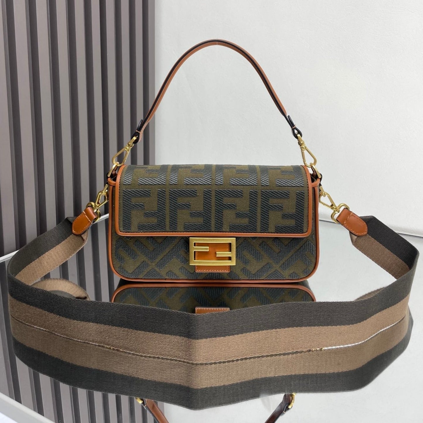 Bolso Fend Baguette de lona verde 27 con bordado FF Ghw