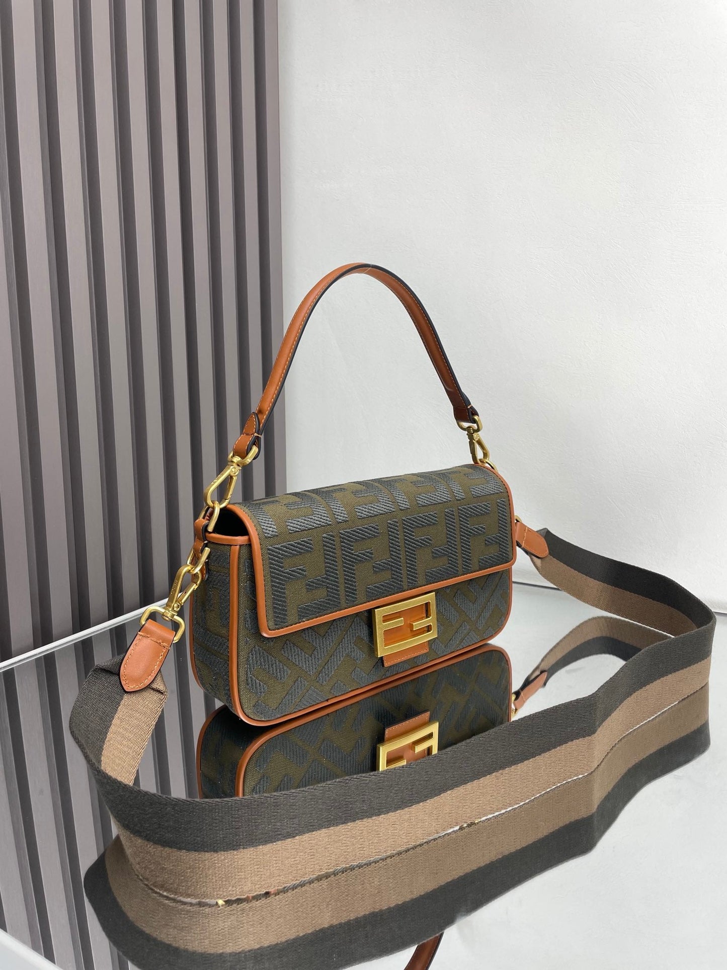 Bolso Fend Baguette de lona verde 27 con bordado FF Ghw