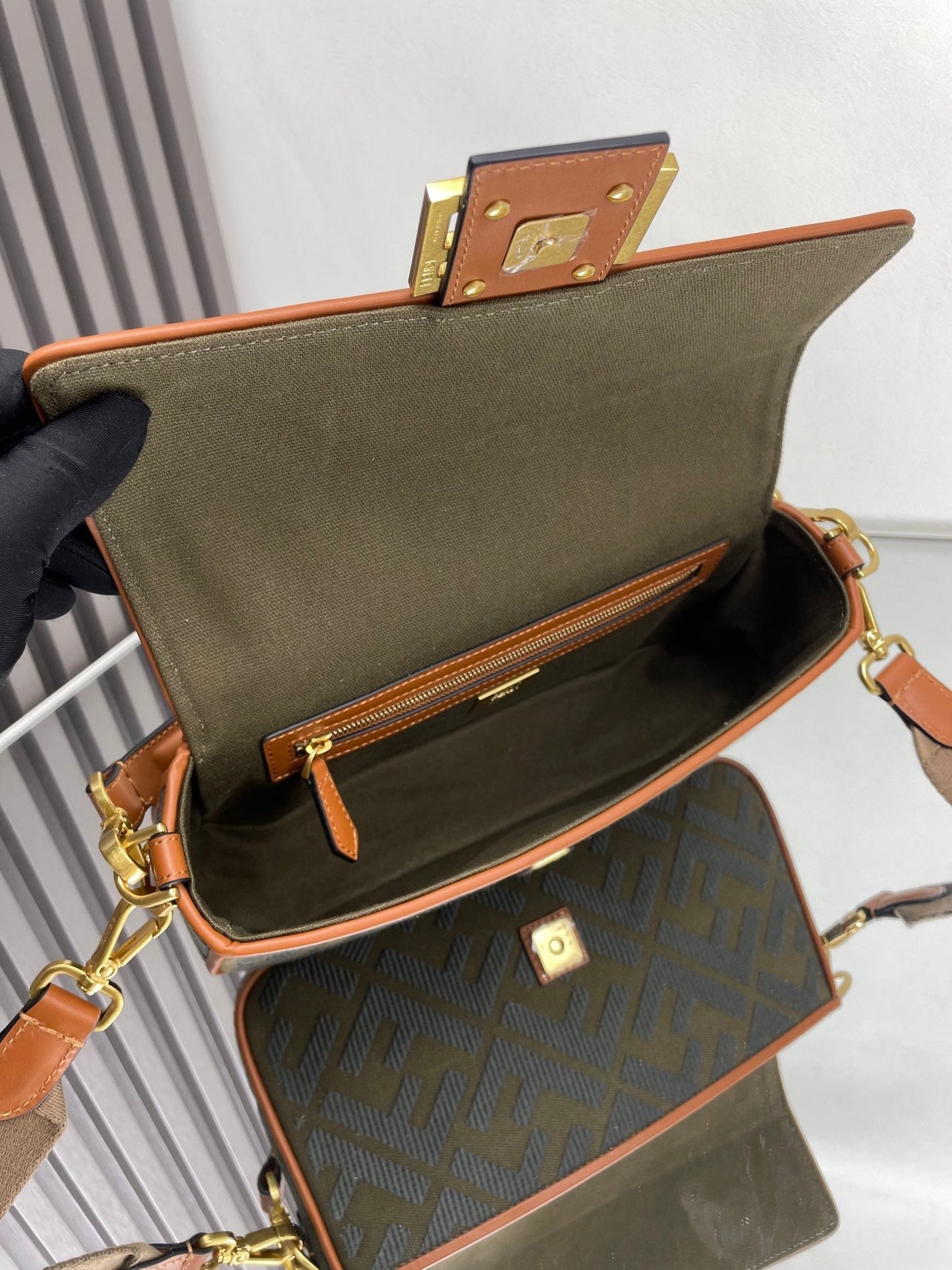 Bolso Fend Baguette de lona verde 27 con bordado FF Ghw