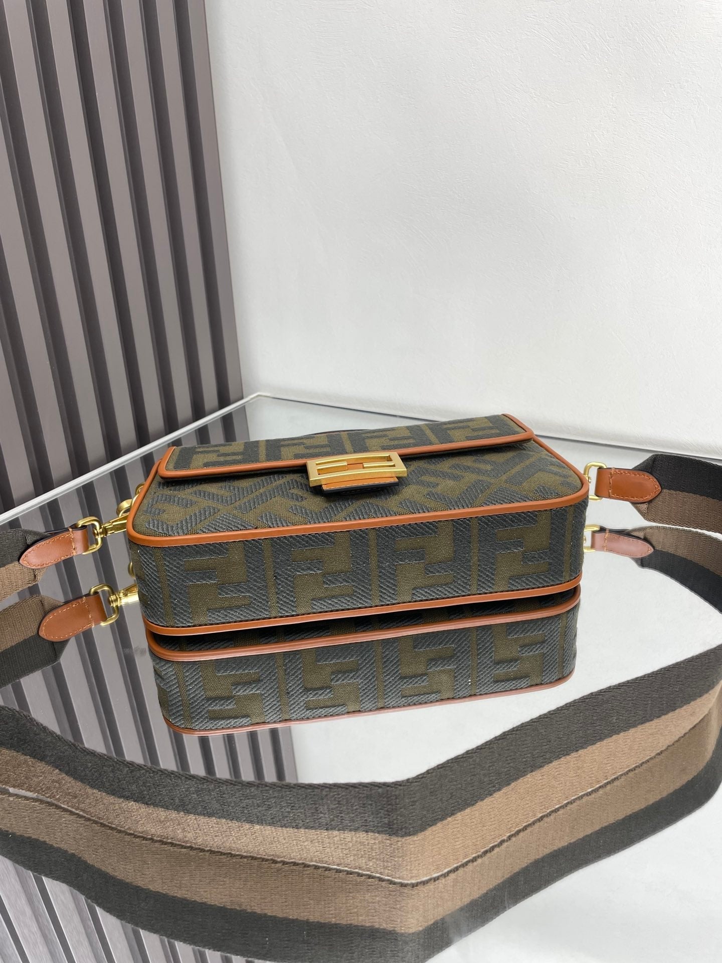 Bolso Fend Baguette de lona verde 27 con bordado FF Ghw