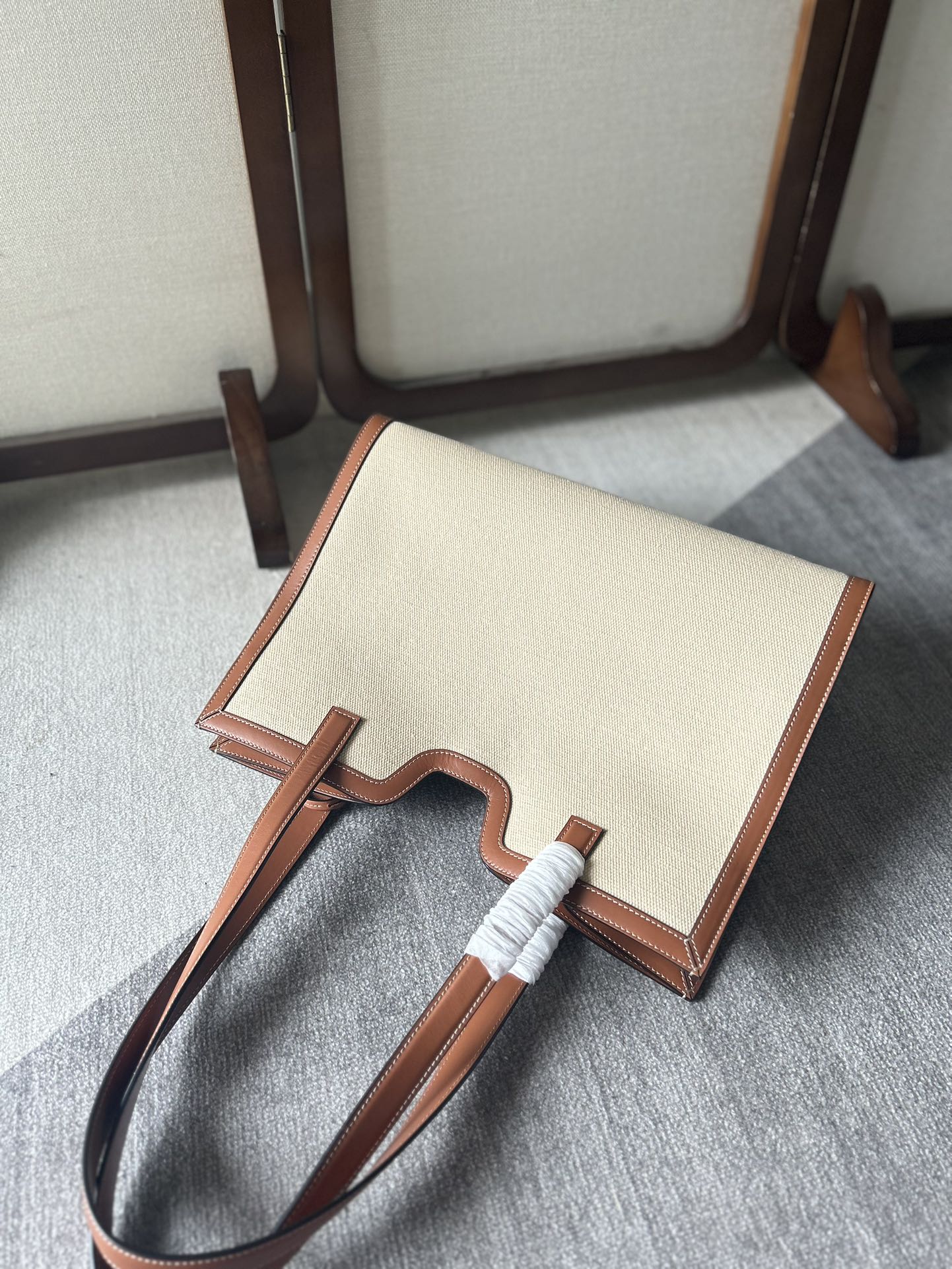 CABAS 37 EN LONA BLANCA Y ADORNO DE PIEL DE BECERRO MARRÓN BRONCE CON CIERRE DORADO