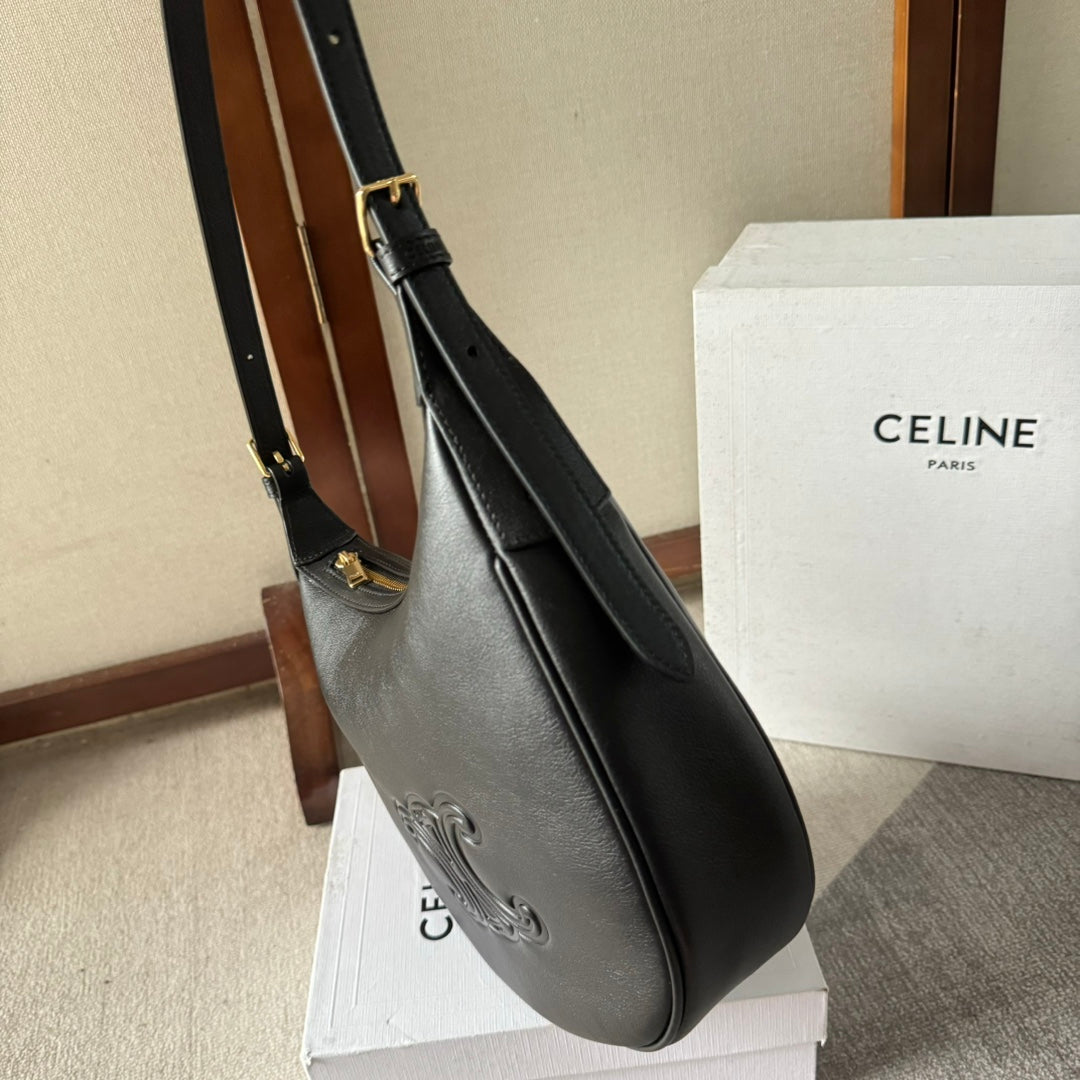 BOLSO PEQUEÑO HELOËSE CUIR 22 EN PIEL DE BECERRO NEGRA CON LOGOTIPO EN RELIEVE