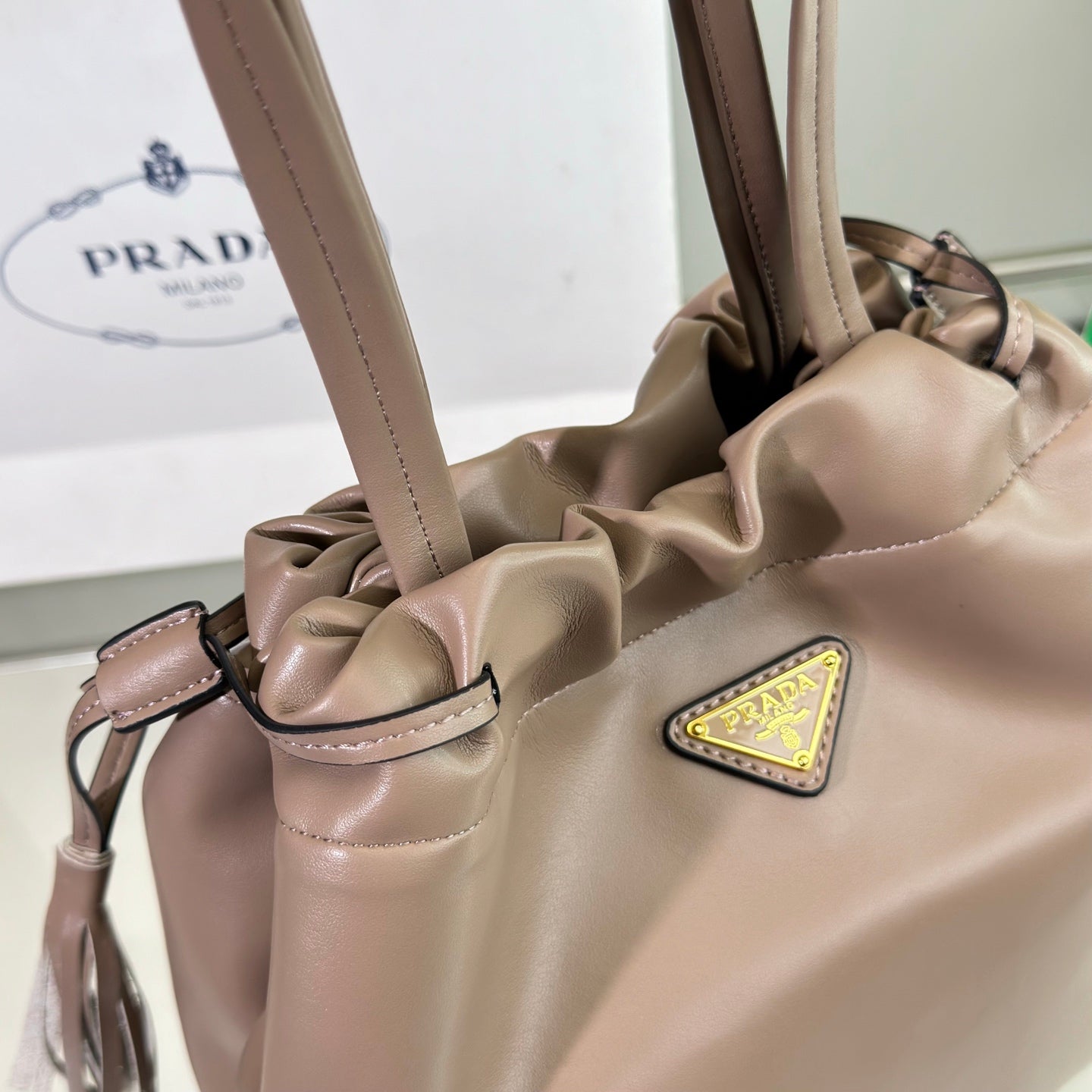 BOLSA DE CUBO CON CORDÓN DE 25 PULGADAS EN PIEL DE CORDERO SUAVE DE OSO MARRÓN