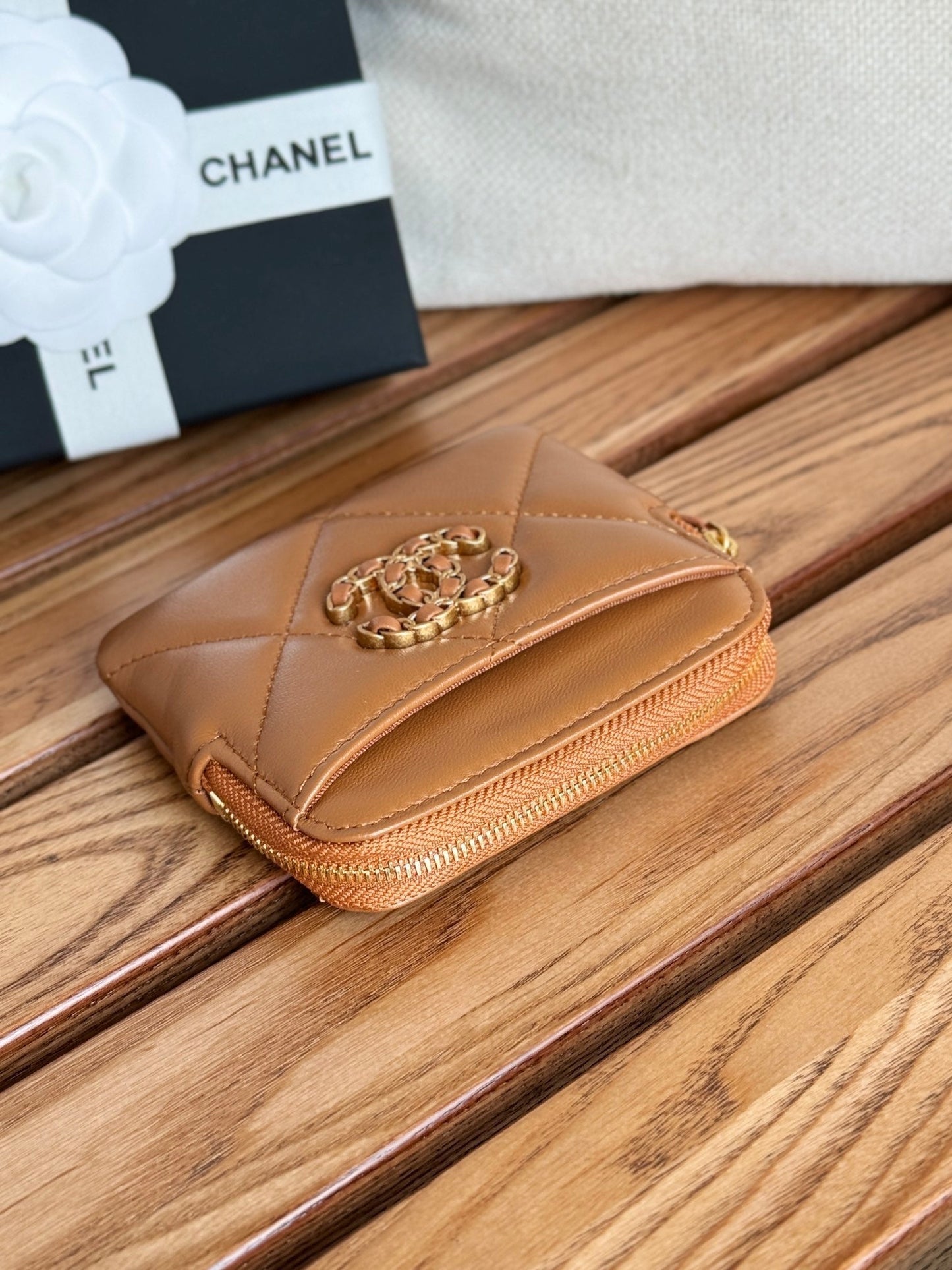 Monedero con cremallera CC 19 de 11 cm, piel de cordero marrón y herrajes dorados