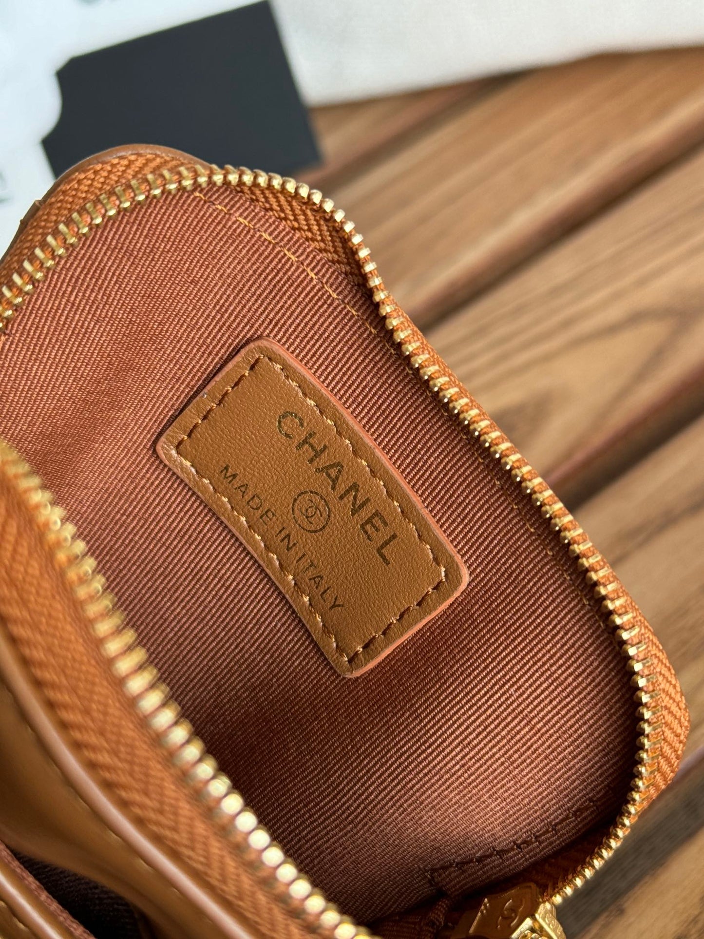 Monedero con cremallera CC 19 de 11 cm, piel de cordero marrón y herrajes dorados