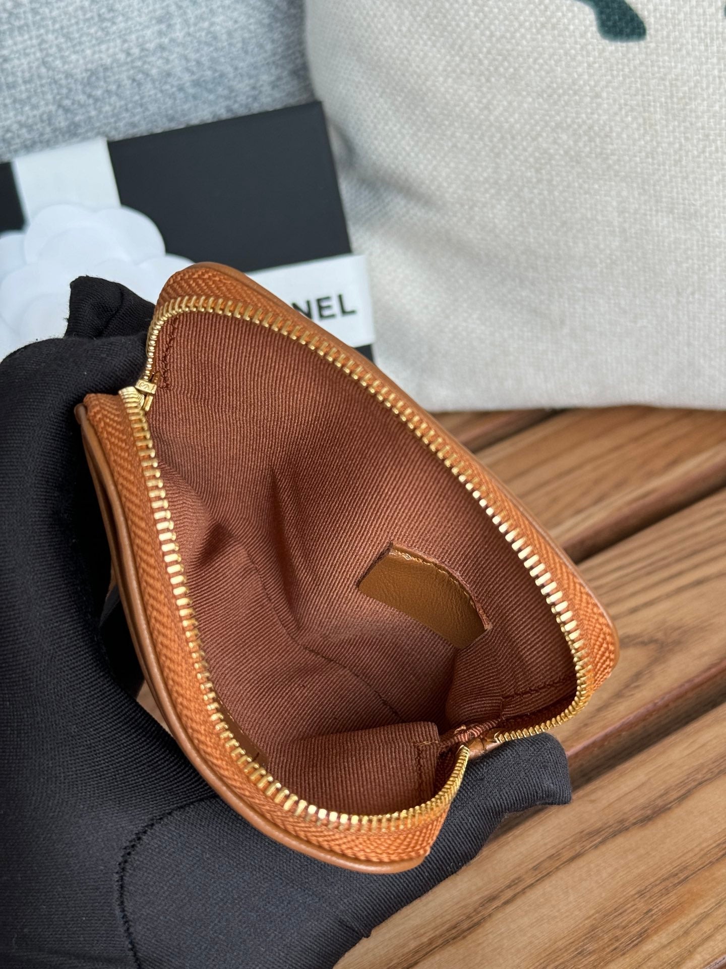 Monedero con cremallera CC 19 de 11 cm, piel de cordero marrón y herrajes dorados