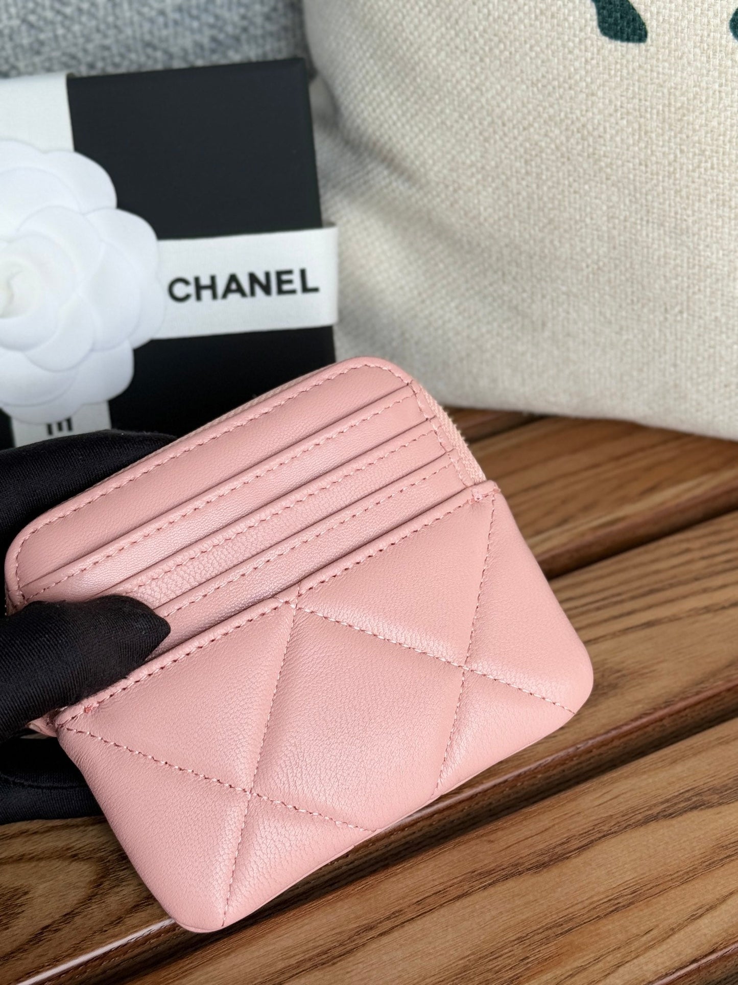 Monedero con cremallera CC 19 de 11 cm, piel de cordero rosa y herrajes dorados