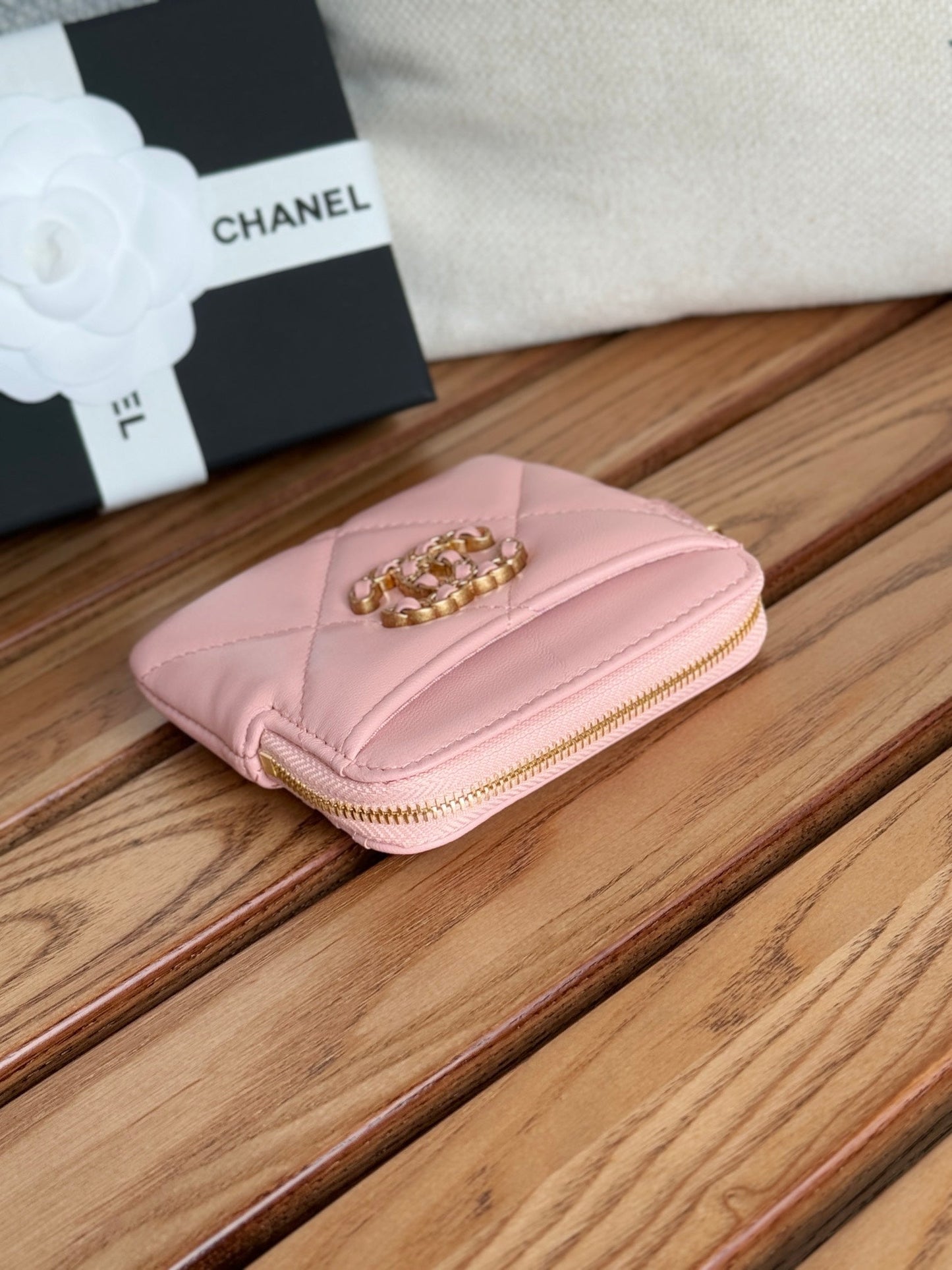 Monedero con cremallera CC 19 de 11 cm, piel de cordero rosa y herrajes dorados