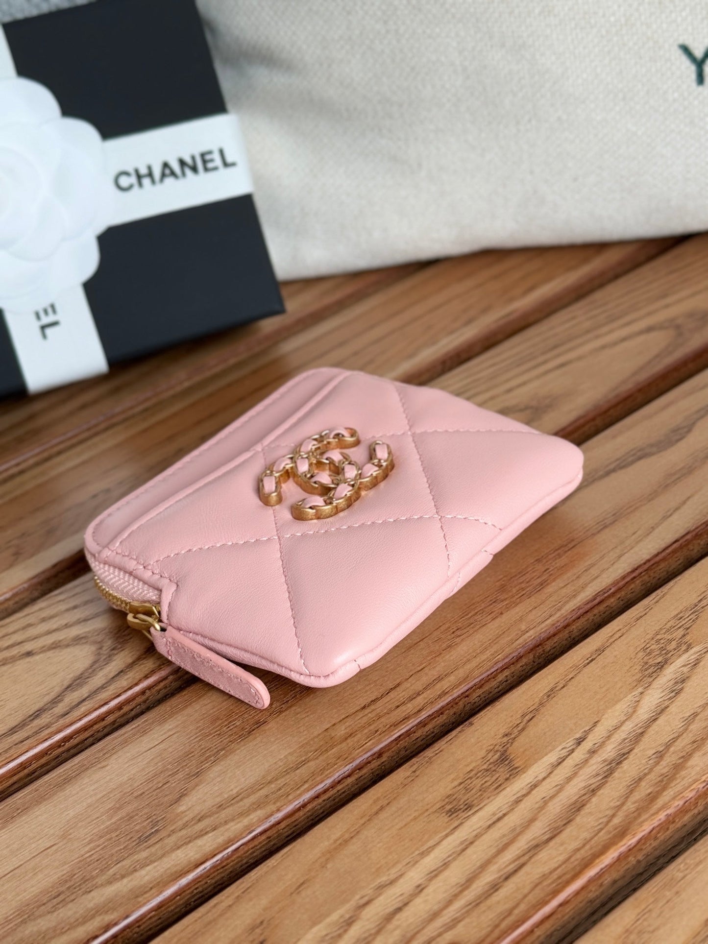Monedero con cremallera CC 19 de 11 cm, piel de cordero rosa y herrajes dorados