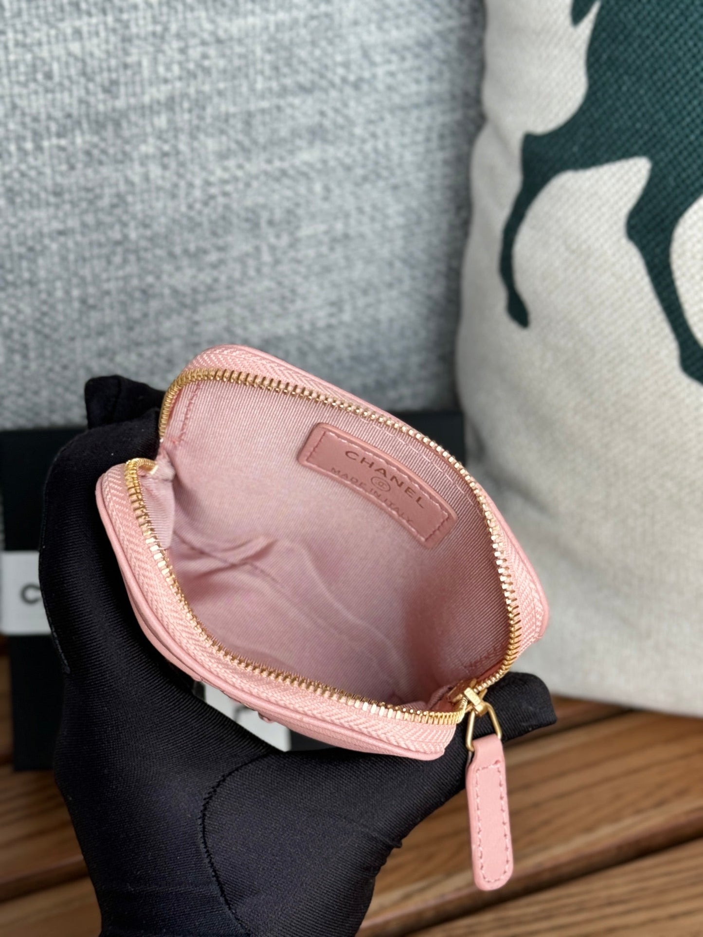 Monedero con cremallera CC 19 de 11 cm, piel de cordero rosa y herrajes dorados