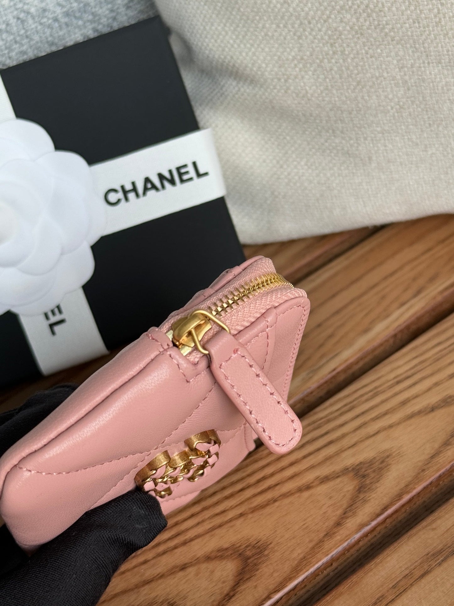 Monedero con cremallera CC 19 de 11 cm, piel de cordero rosa y herrajes dorados