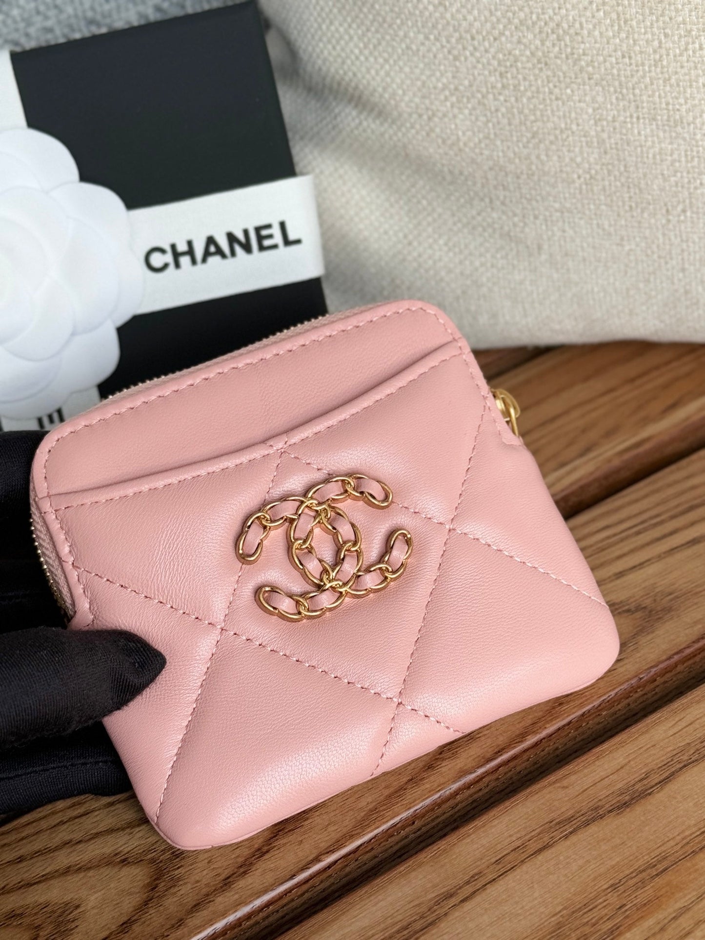 Monedero con cremallera CC 19 de 11 cm, piel de cordero rosa y herrajes dorados