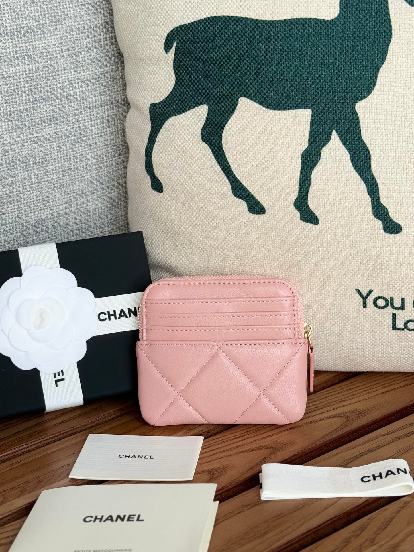 Monedero con cremallera CC 19 de 11 cm, piel de cordero rosa y herrajes dorados