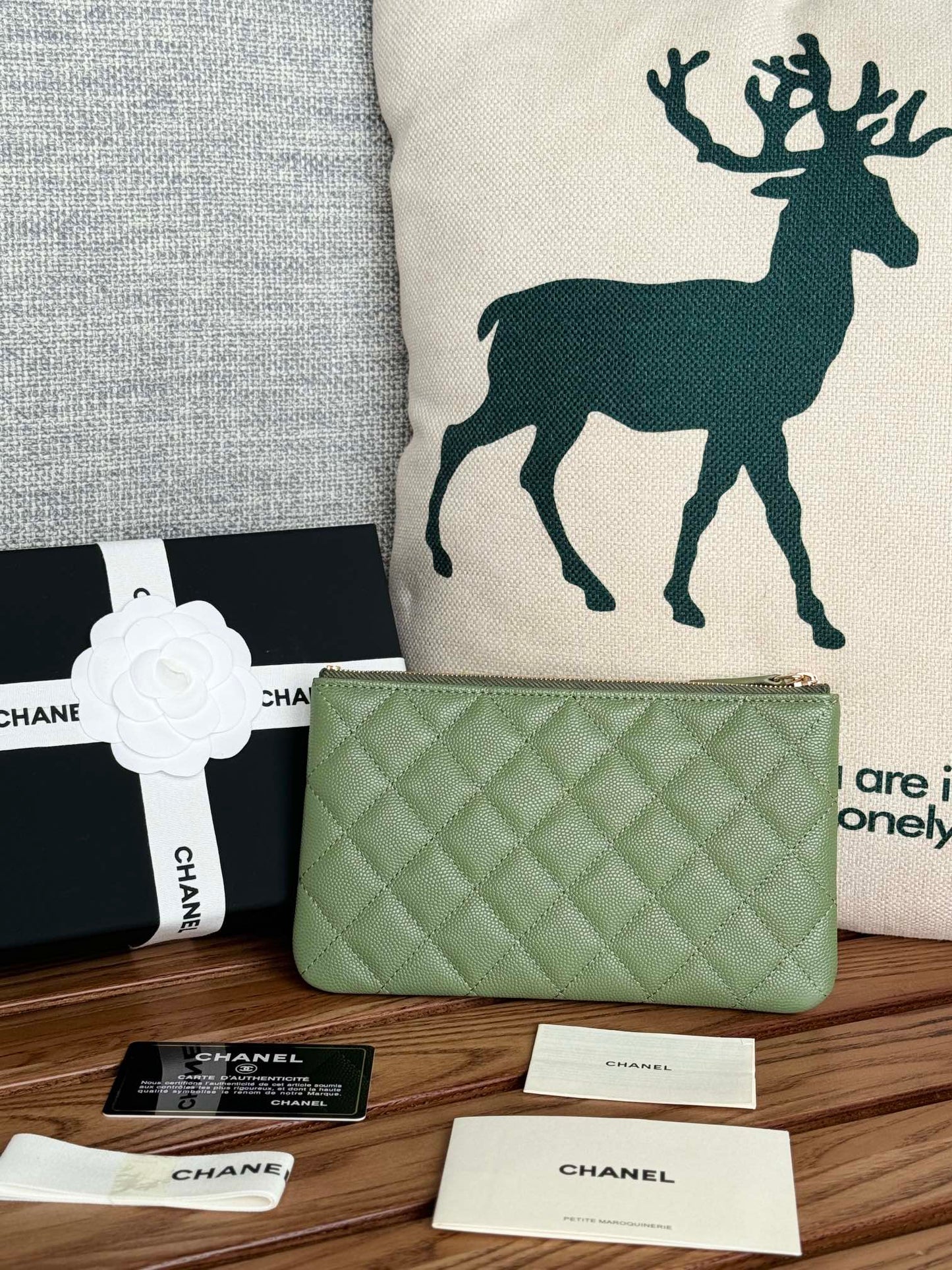 Cartera CC con cremallera de 20 cm, acolchada en verde caviar, con herrajes dorados