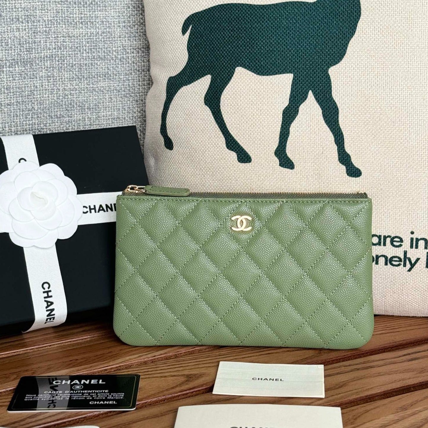 Cartera CC con cremallera de 20 cm, acolchada en verde caviar, con herrajes dorados