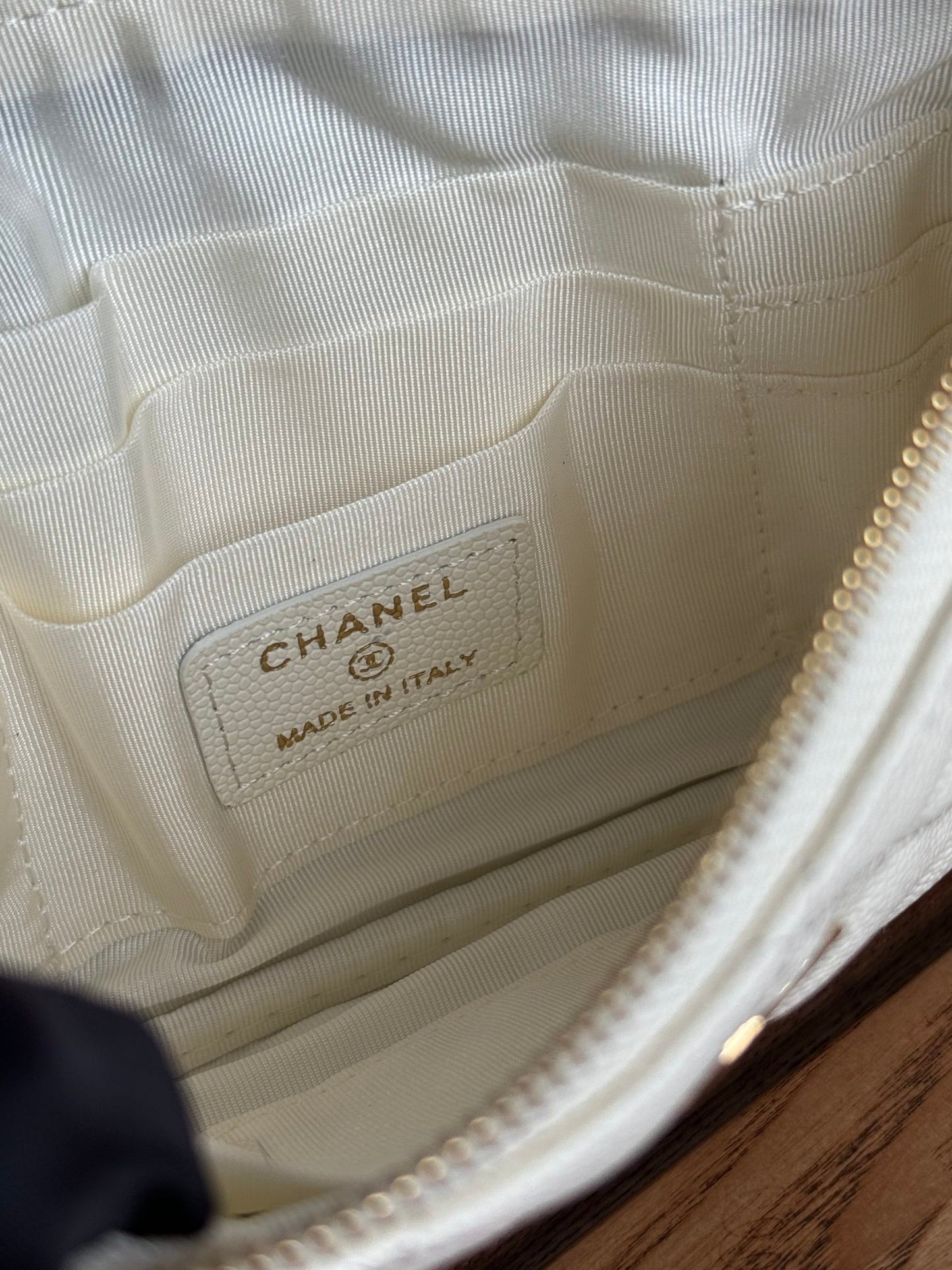 Cartera CC con cremallera de 20 cm, color blanco, acolchada, con herrajes dorados caviar.
