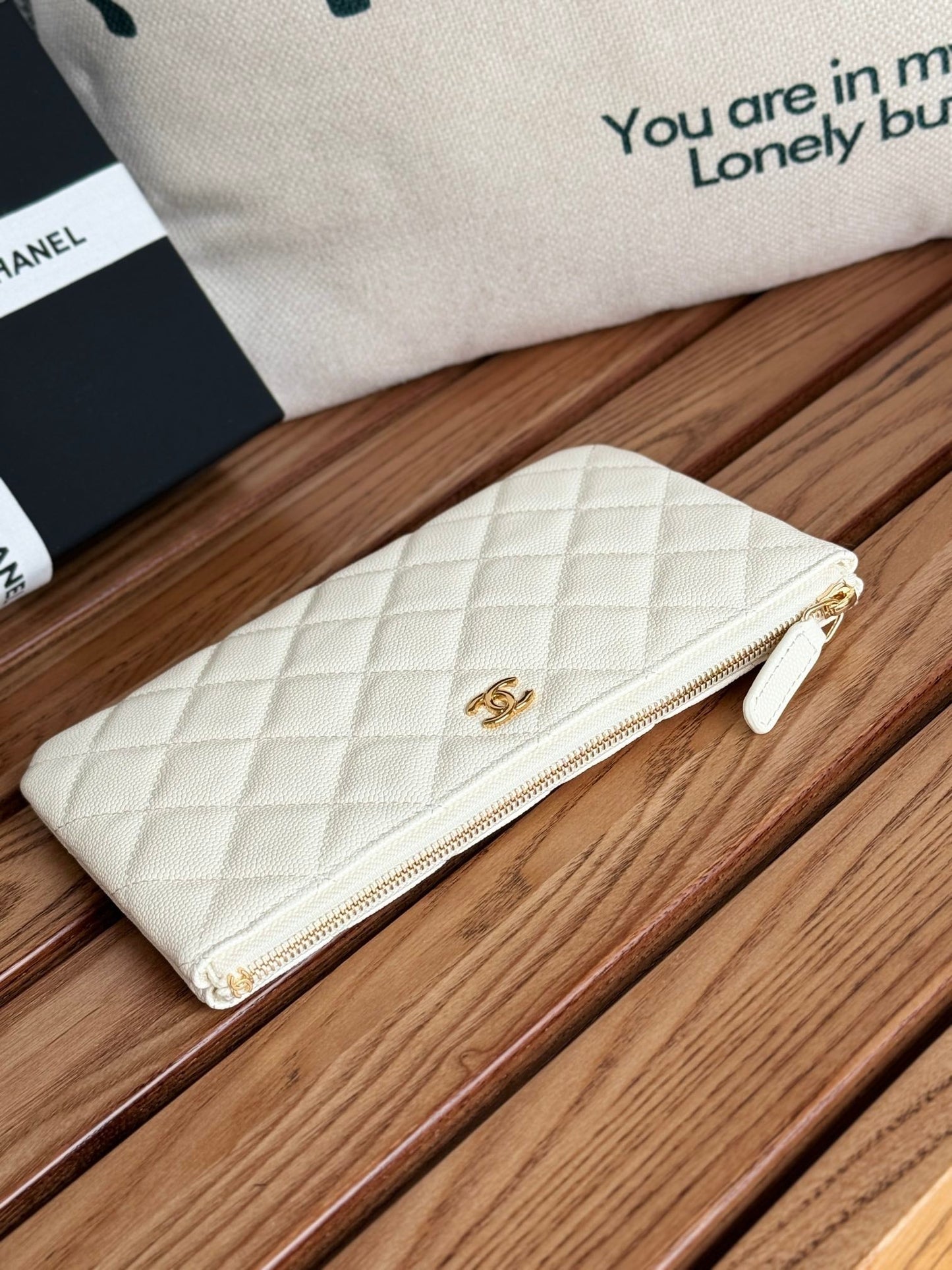 Cartera CC con cremallera de 20 cm, color blanco, acolchada, con herrajes dorados caviar.