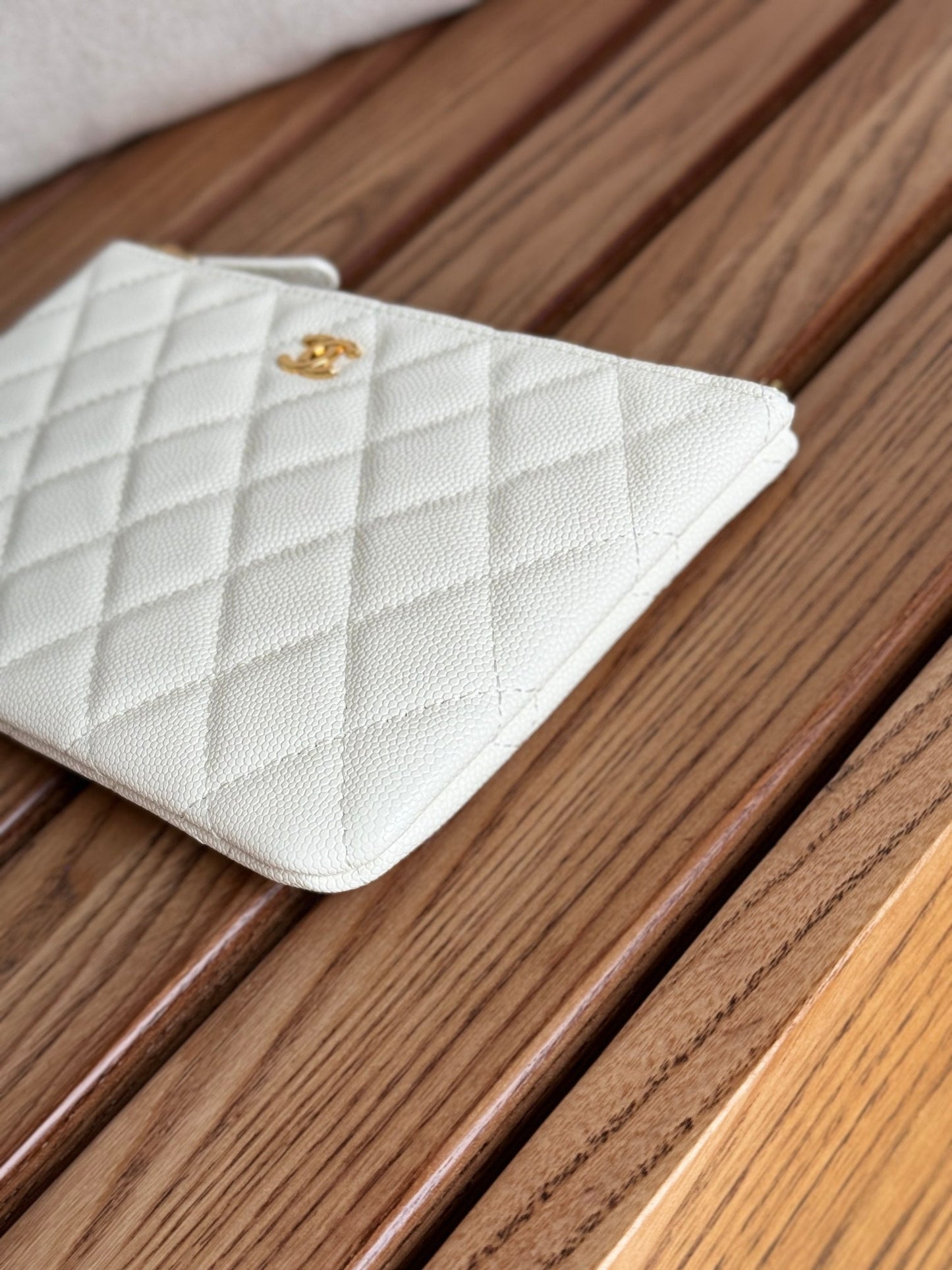 Cartera CC con cremallera de 20 cm, color blanco, acolchada, con herrajes dorados caviar.