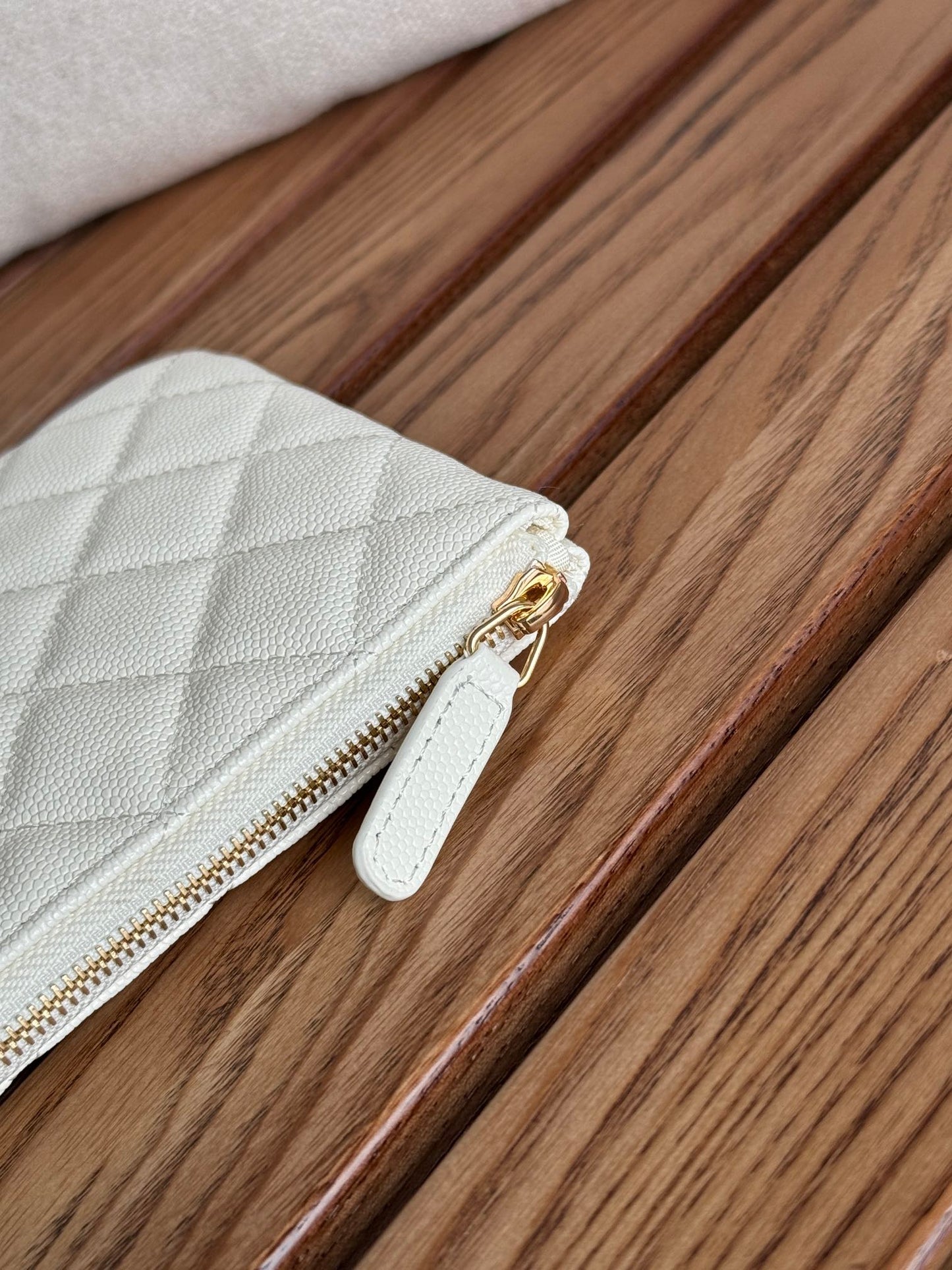 Cartera CC con cremallera de 20 cm, color blanco, acolchada, con herrajes dorados caviar.