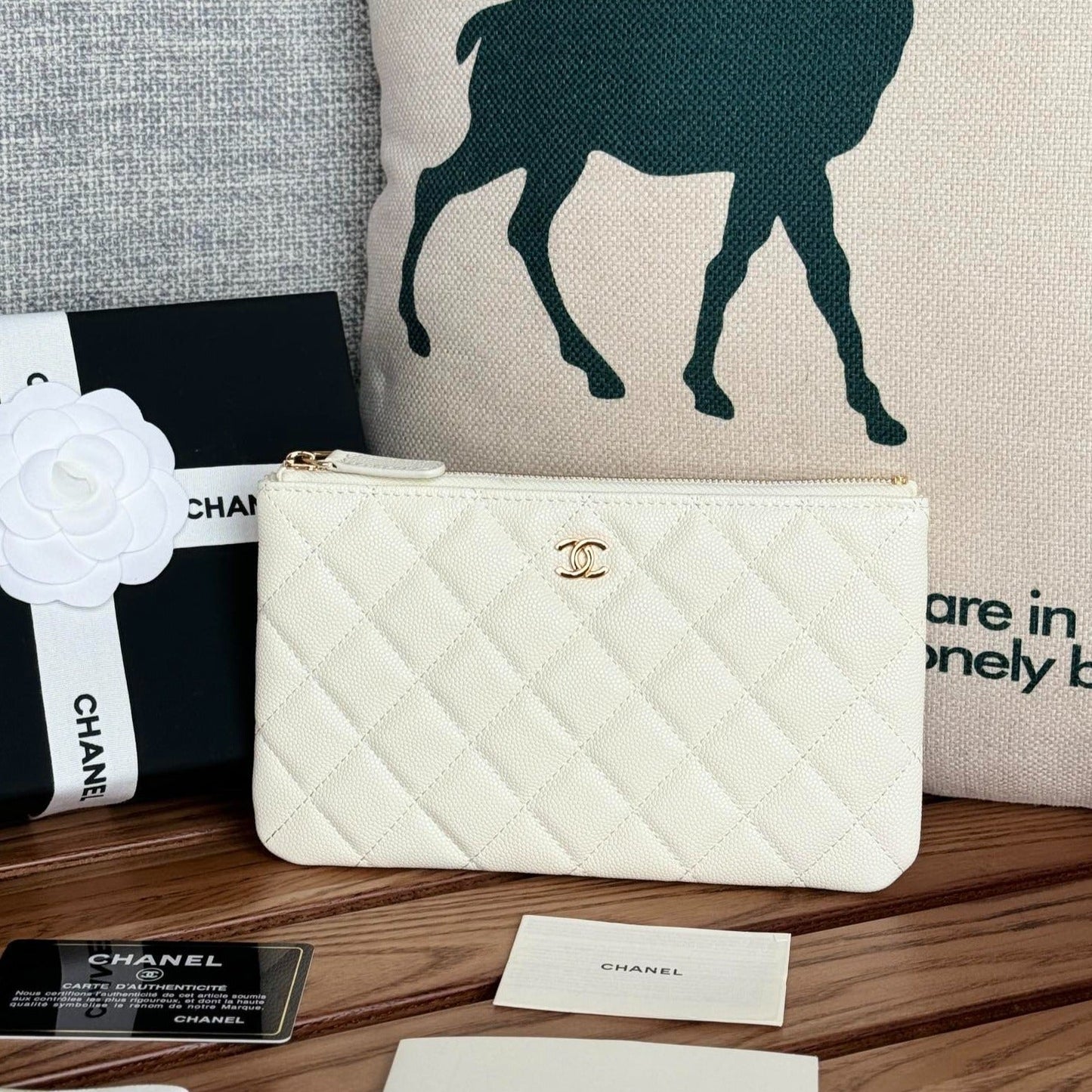 Cartera CC con cremallera de 20 cm, color blanco, acolchada, con herrajes dorados caviar.