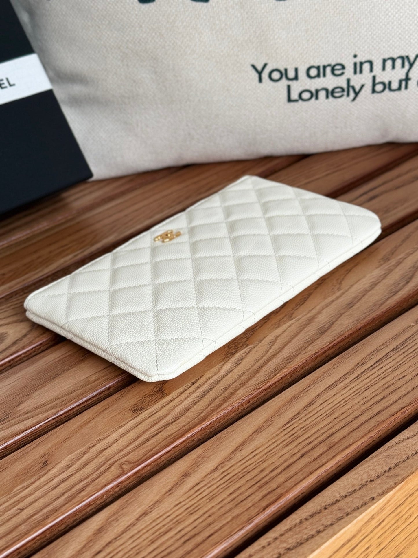 Cartera CC con cremallera de 20 cm, color blanco, acolchada, con herrajes dorados caviar.