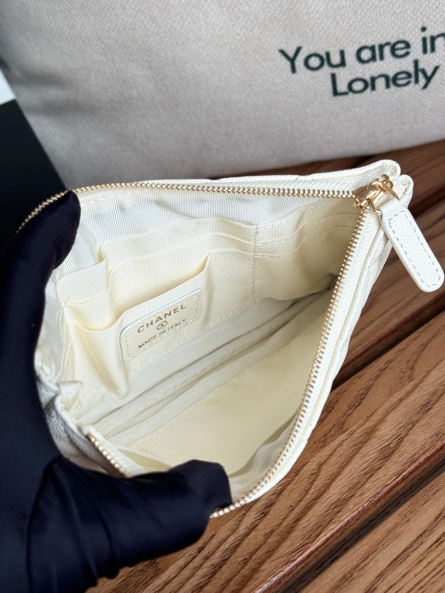 Cartera CC con cremallera de 20 cm, color blanco, acolchada, con herrajes dorados caviar.
