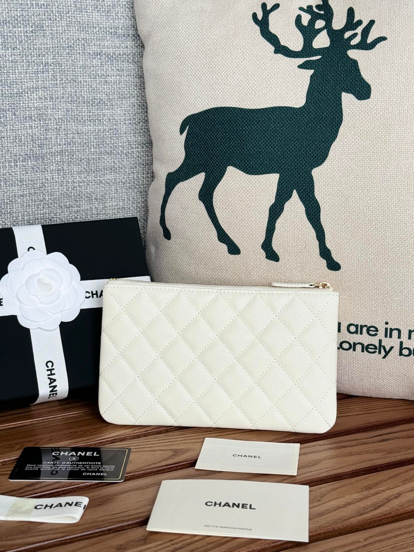 Cartera CC con cremallera de 20 cm, color blanco, acolchada, con herrajes dorados caviar.