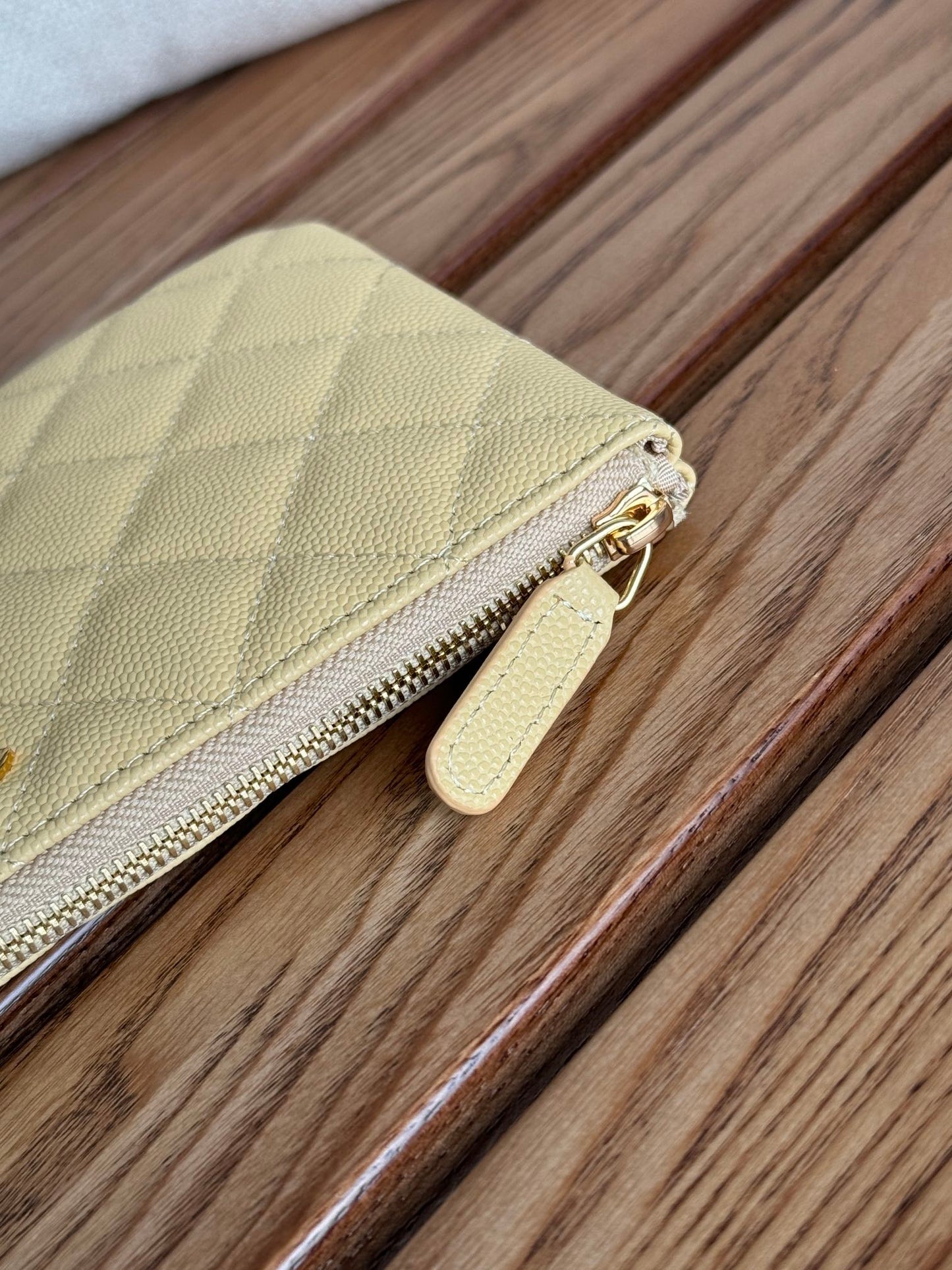 Cartera CC con cremallera de 20 cm, color amarillo claro, acolchada, con herrajes dorados caviar.