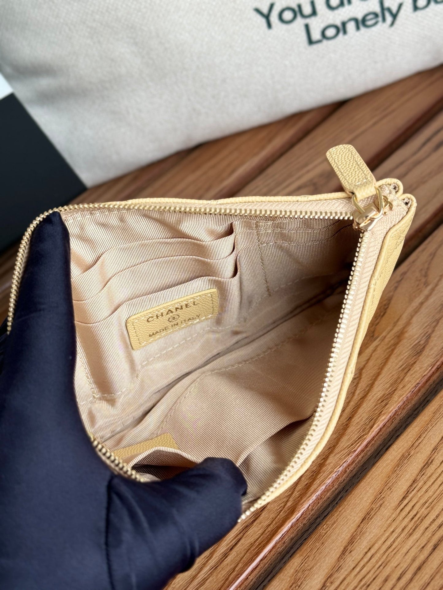 Cartera CC con cremallera de 20 cm, color amarillo claro, acolchada, con herrajes dorados caviar.
