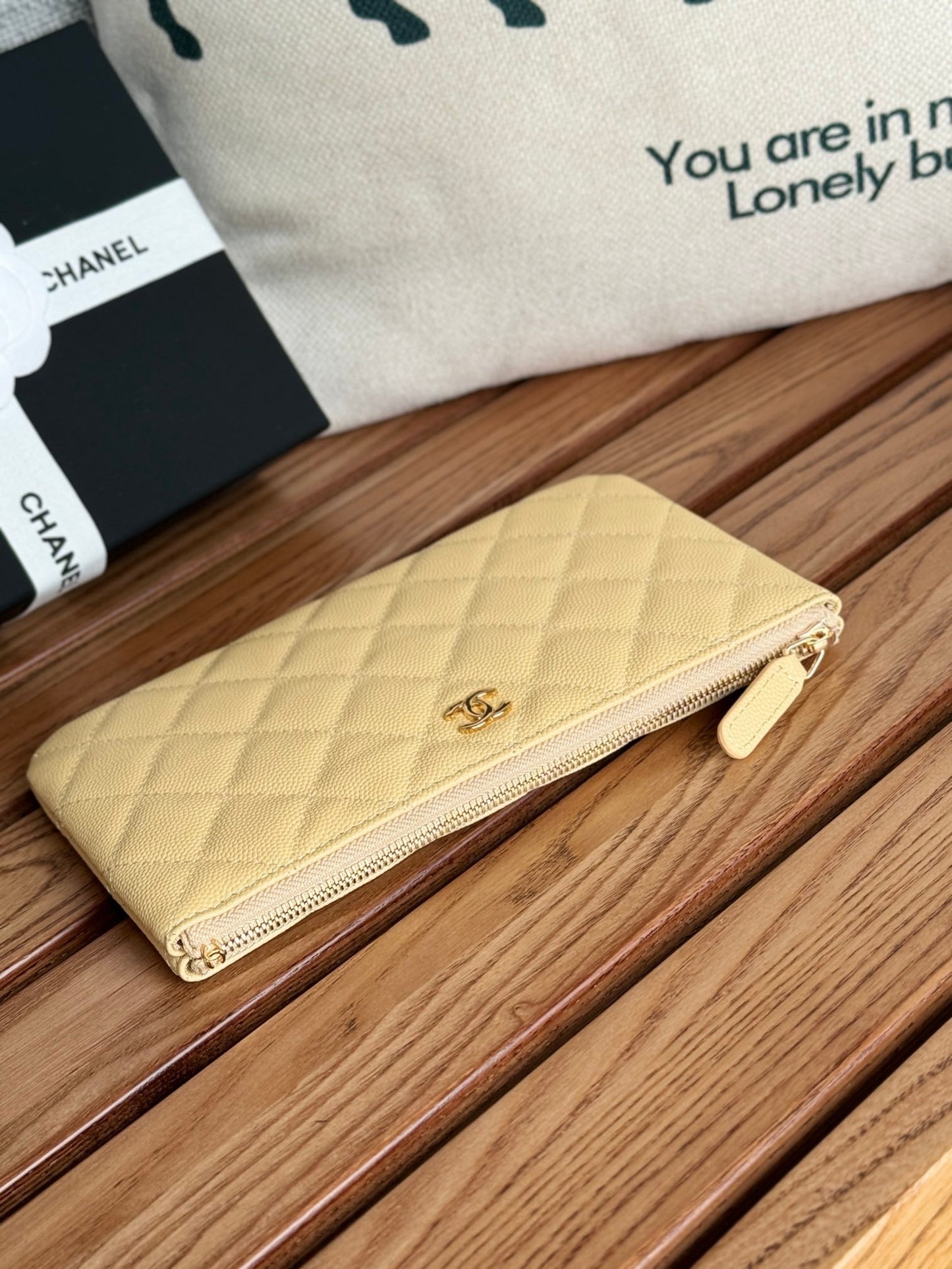 Cartera CC con cremallera de 20 cm, color amarillo claro, acolchada, con herrajes dorados caviar.