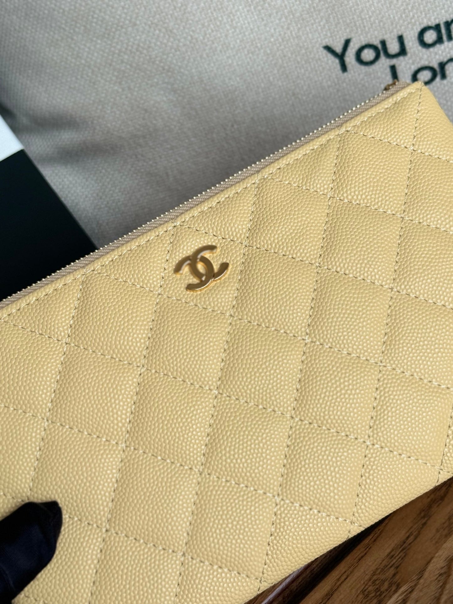 Cartera CC con cremallera de 20 cm, color amarillo claro, acolchada, con herrajes dorados caviar.