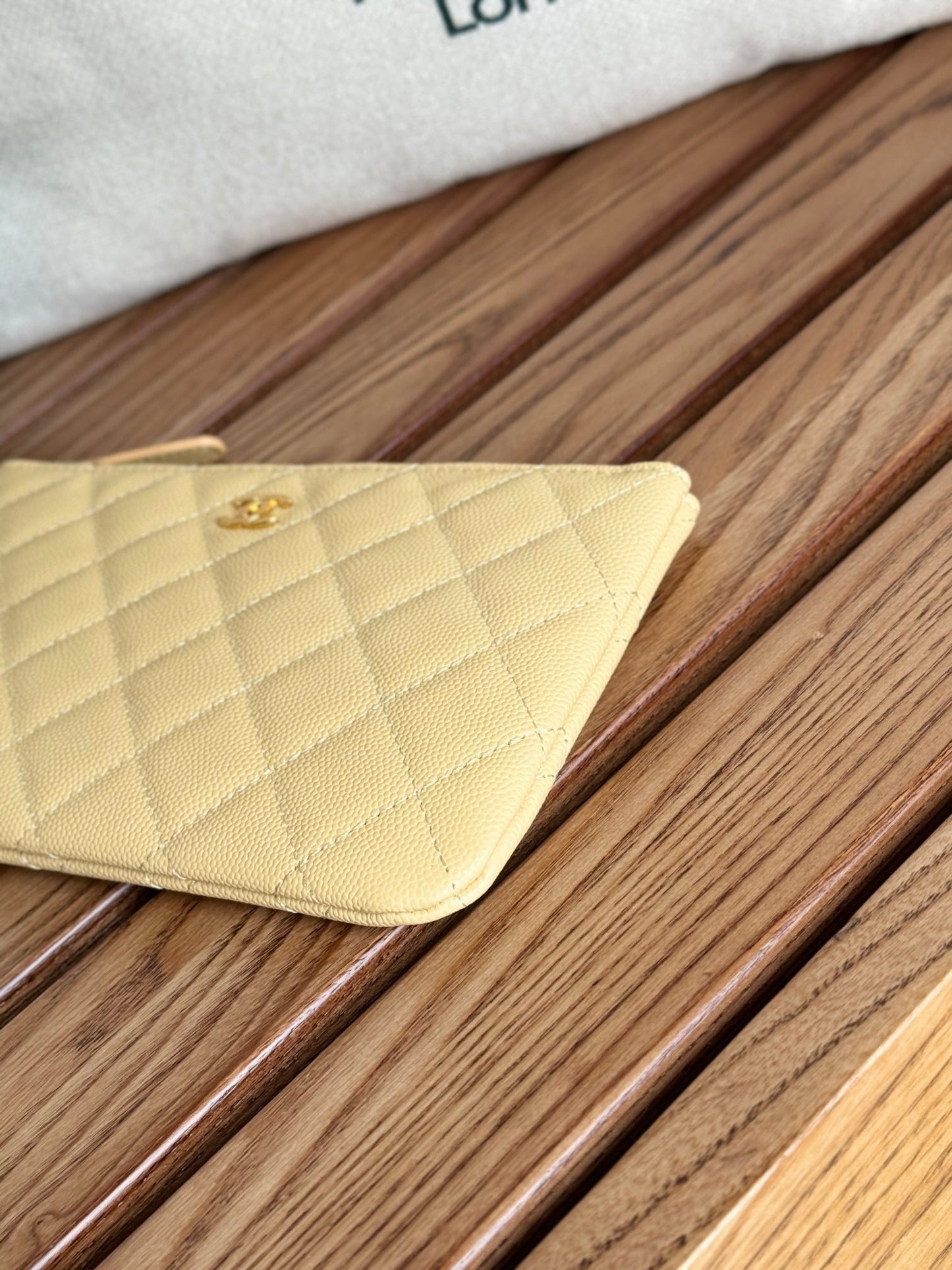Cartera CC con cremallera de 20 cm, color amarillo claro, acolchada, con herrajes dorados caviar.