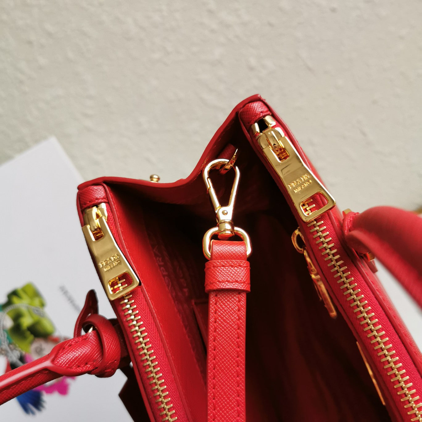 BOLSO PRA GALLERIA 28 DE PIEL SAFFIANO ROJO CEREZA