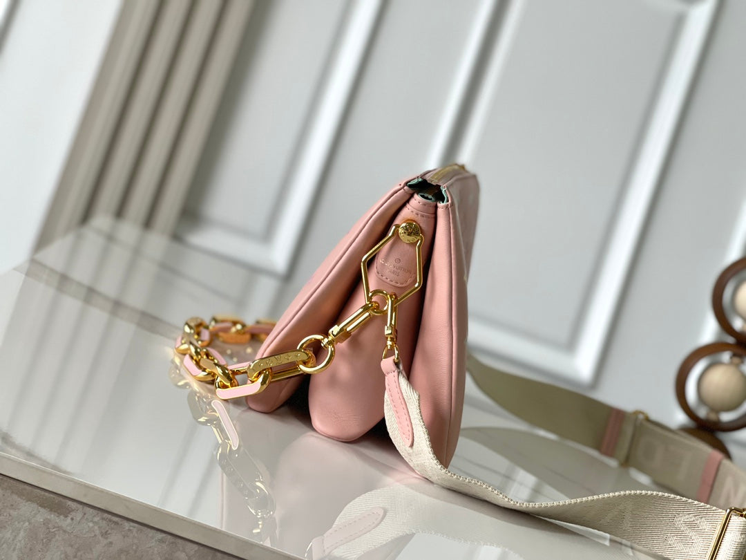 COUSSIN PM 26 EN AGNEAU EMBOSSÉ MONOGRAMME ROSE JASMIN