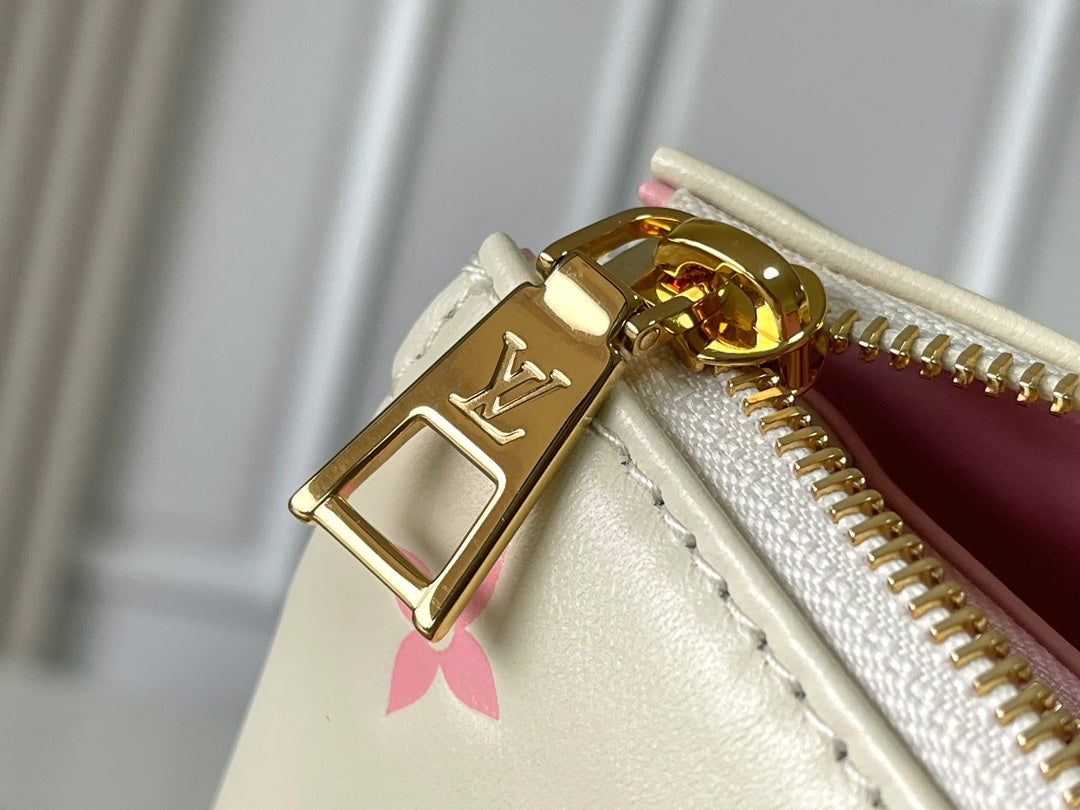 COUSSIN PM 26 EN MONOGRAMA ROJO CREMA EN RELIEVE, PIEL DE CORDERO Y HERRAJES DORADOS